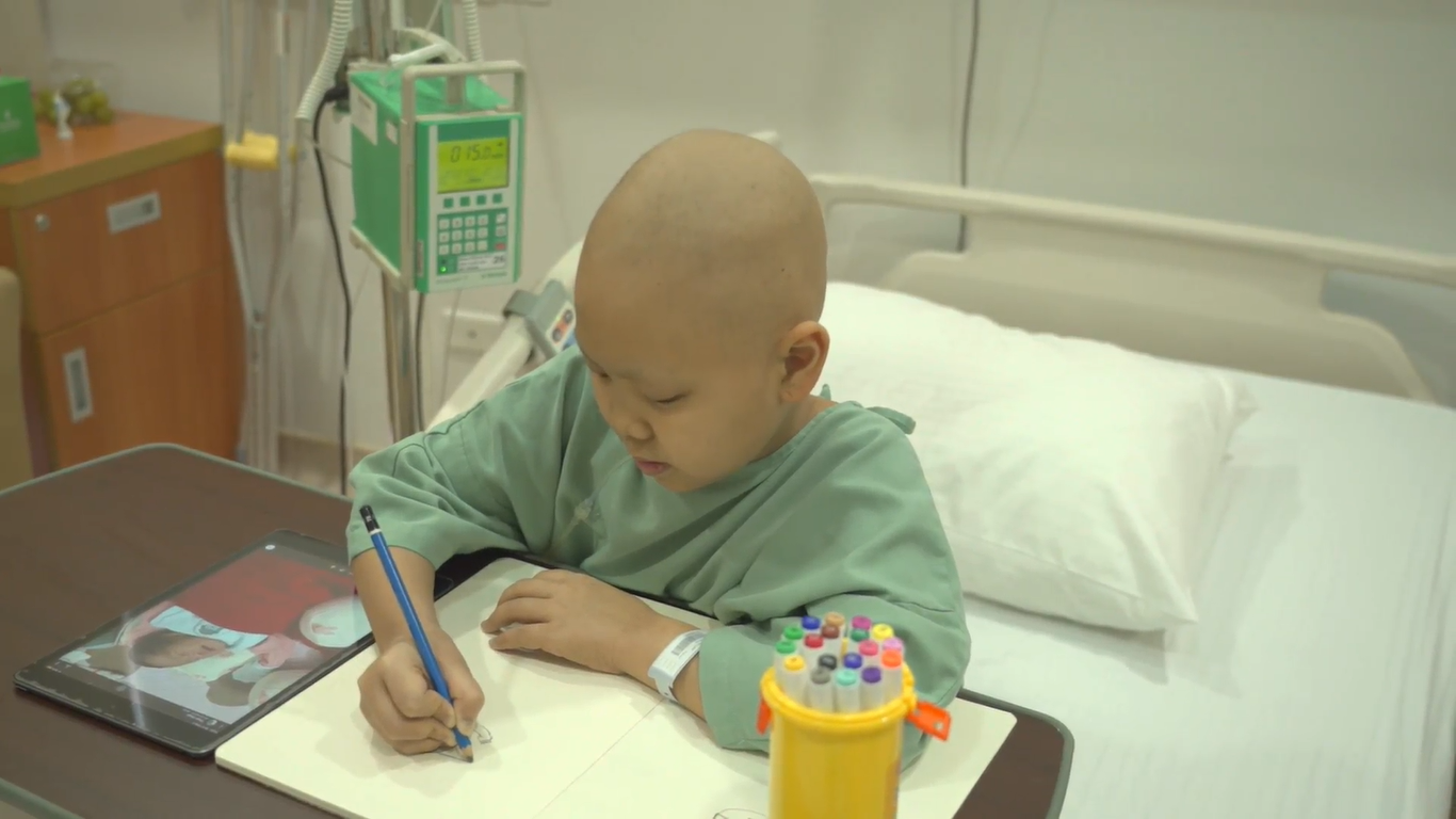 Vinmec thực hiện ca tha khớp tăng trưởng đầu đầu tiên tại Việt Nam cho bệnh nhi ung thư xương - Ảnh 5.