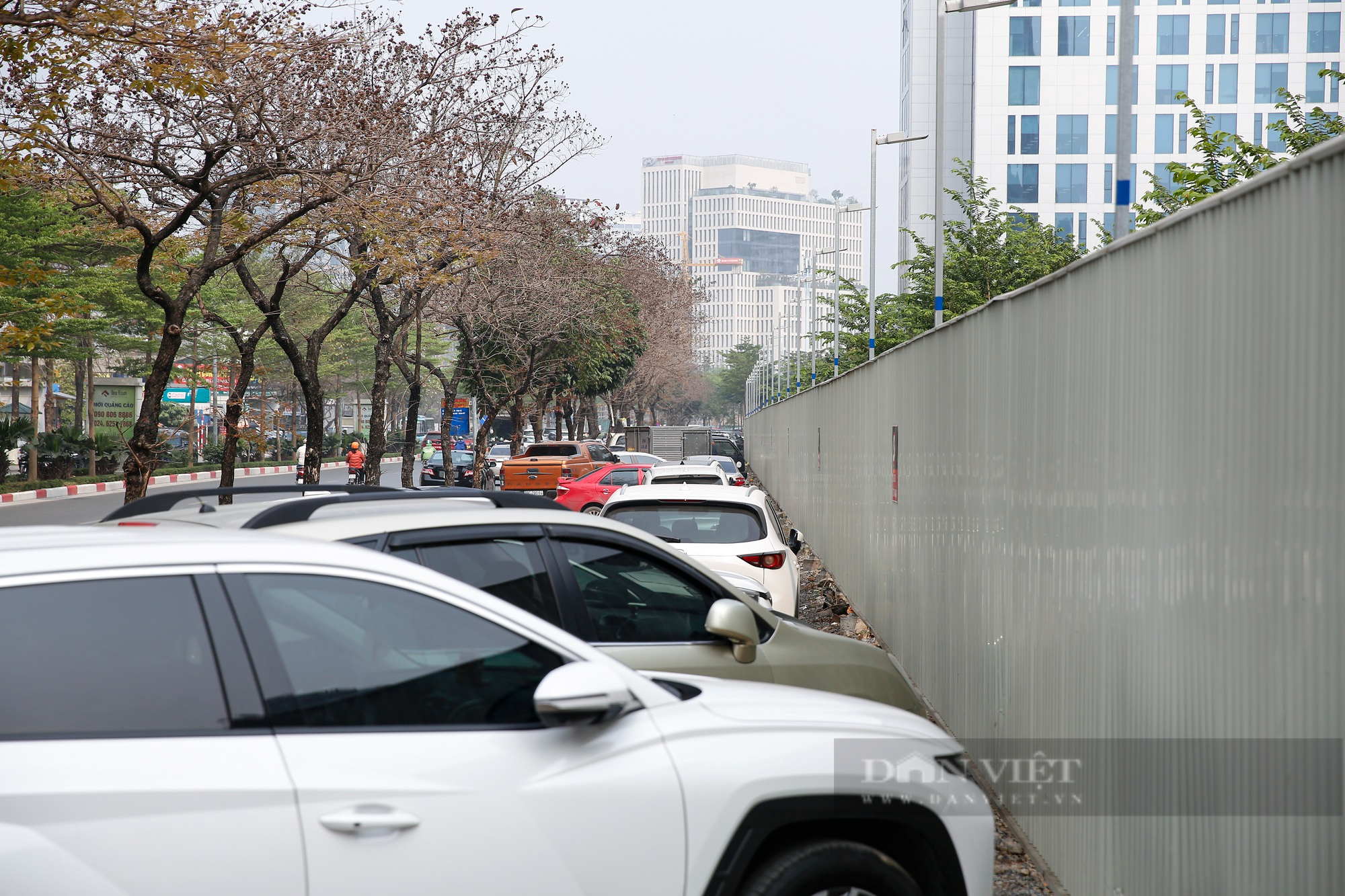Ôtô đỗ vây kín vỉa hè khu vực xây dựng trụ sở đại sứ quán Mỹ mới tại Hà Nội - Ảnh 1.