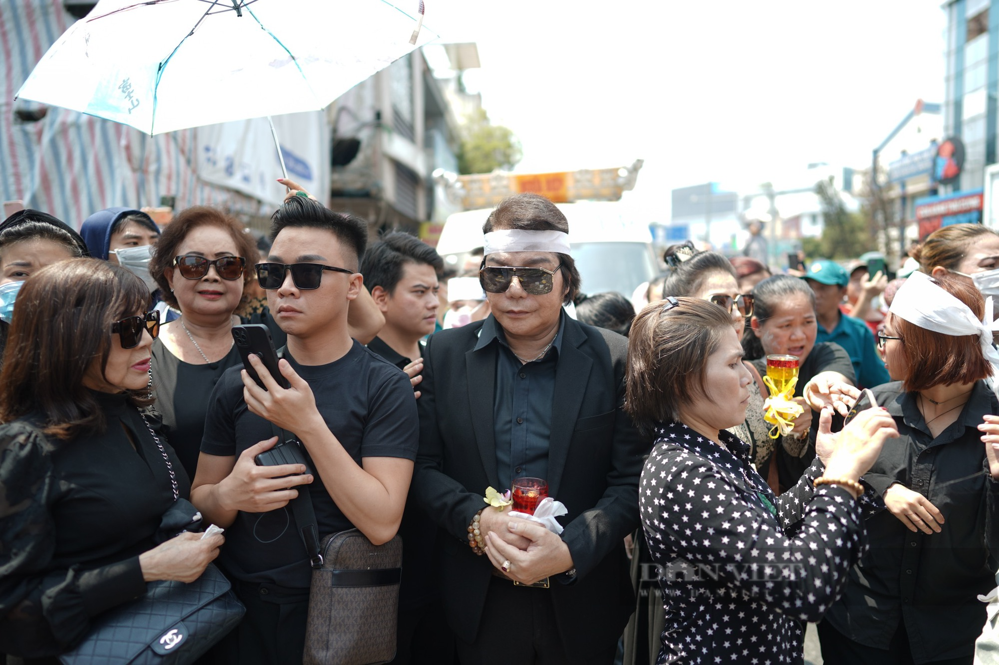 Hàng ngàn người hâm mộ đưa tiễn NSƯT Vũ Linh, CSGT vất vả điều phối giao thông. - Ảnh 5.