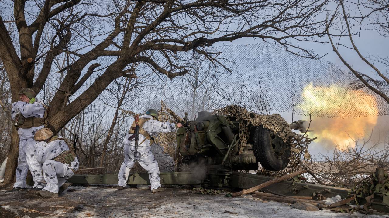 Nổ lớn trong đêm, còi báo động không kích vang lên ở nhiều vùng khắp Ukraine - Ảnh 1.