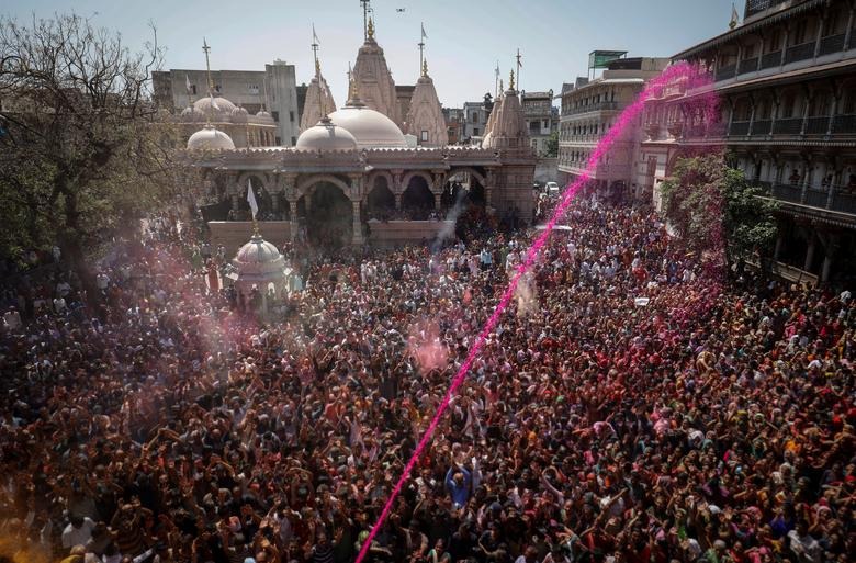 Hình ảnh lễ hội Holi đầy màu sắc tại đất nước tỷ dân - Ảnh 1.