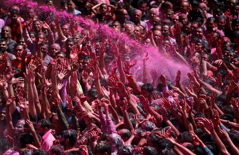 Hình ảnh lễ hội Holi đầy màu sắc tại đất nước tỷ dân - Ảnh 3. Hình ảnh lễ hội Holi đầy màu sắc tại đất nước tỷ dân - Ảnh 3.