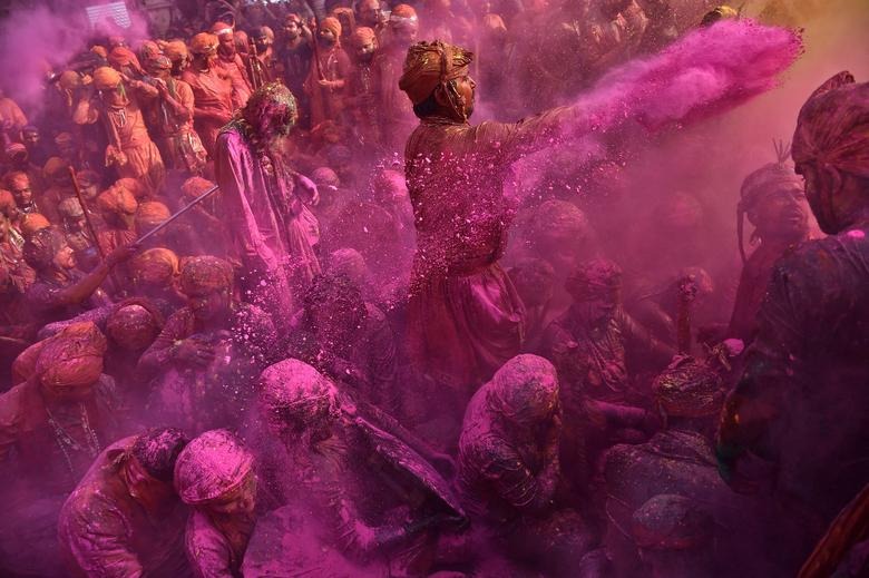 Hình ảnh lễ hội Holi đầy màu sắc tại đất nước tỷ dân - Ảnh 8. Hình ảnh lễ hội Holi đầy màu sắc tại đất nước tỷ dân - Ảnh 8.