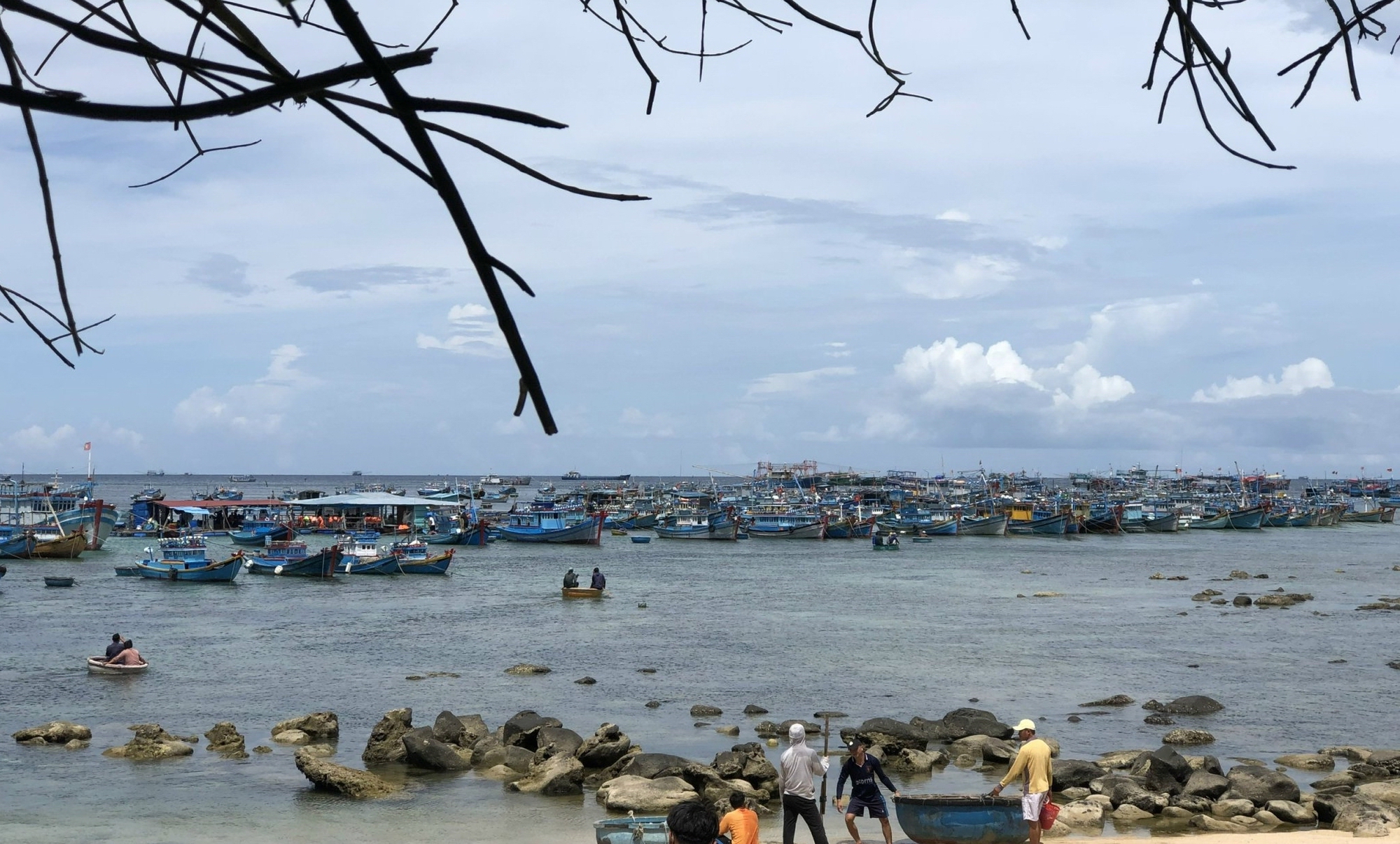 Cứu thêm 2 thuyền viên và điều trực thăng bay tìm kiếm 2 người còn mất tích trên biển ở Phú Quý tỉnh Bình Thuận - Ảnh 2.