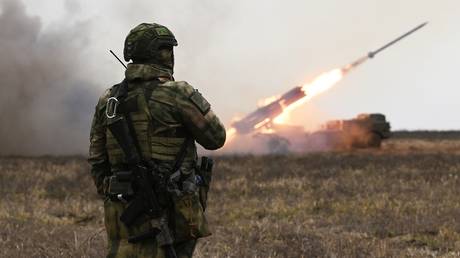 Nóng: Nga trút đòn thù tấn công tên lửa quy mô lớn vào Ukraine; lần đầu tiên siêu vũ khí Nga xuất kích - Ảnh 1.