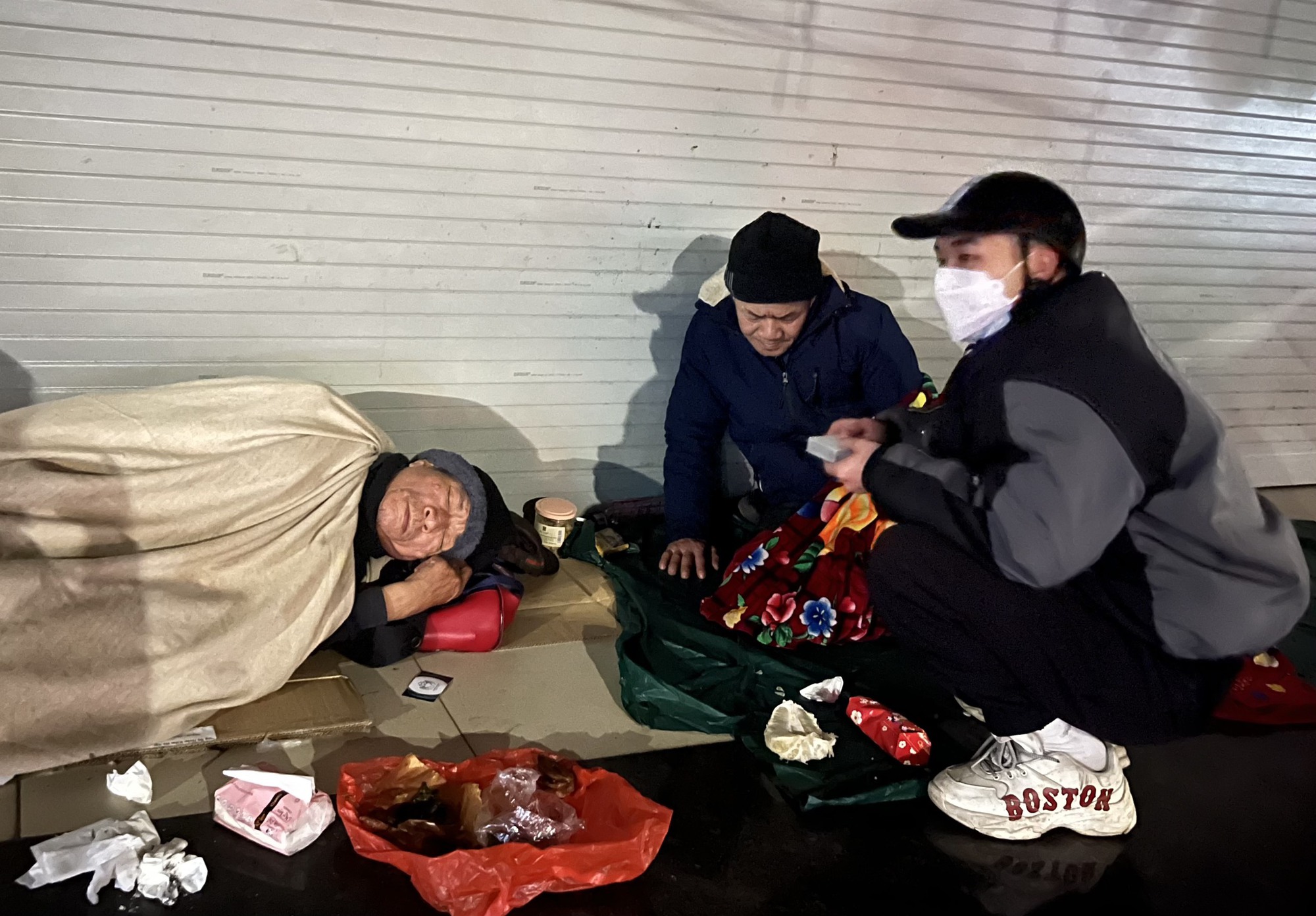 Nhóm bạn trẻ 10X mang mái ấm đến với người vô gia cư Hà Nội - Ảnh 4.
