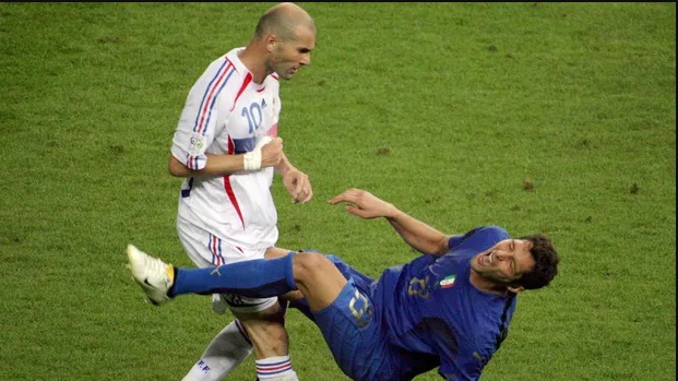 Tại sao Zidane lại húc đầu vào Materazzi? - Ảnh 1.