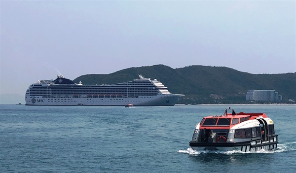 Siêu tàu du lịch đưa hơn 2.100 du khách châu Âu đến vịnh Nha Trang - Ảnh 1.