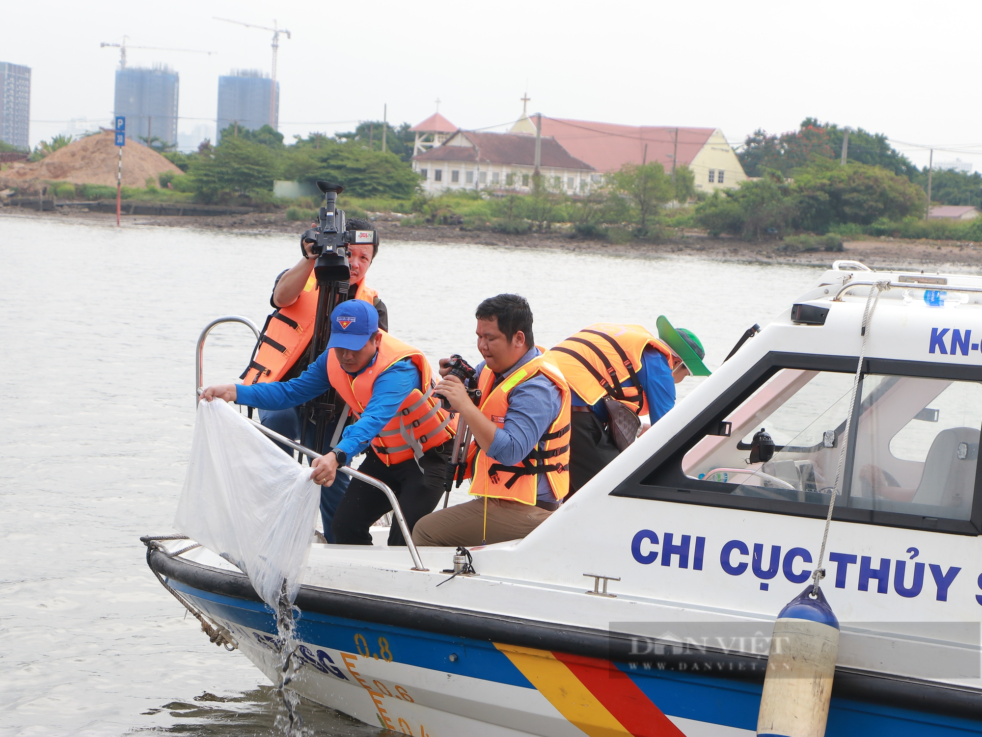 TP.HCM tổ chức thả hơn 300.000 cá giống xuống sông Sài Gòn - Ảnh 2.