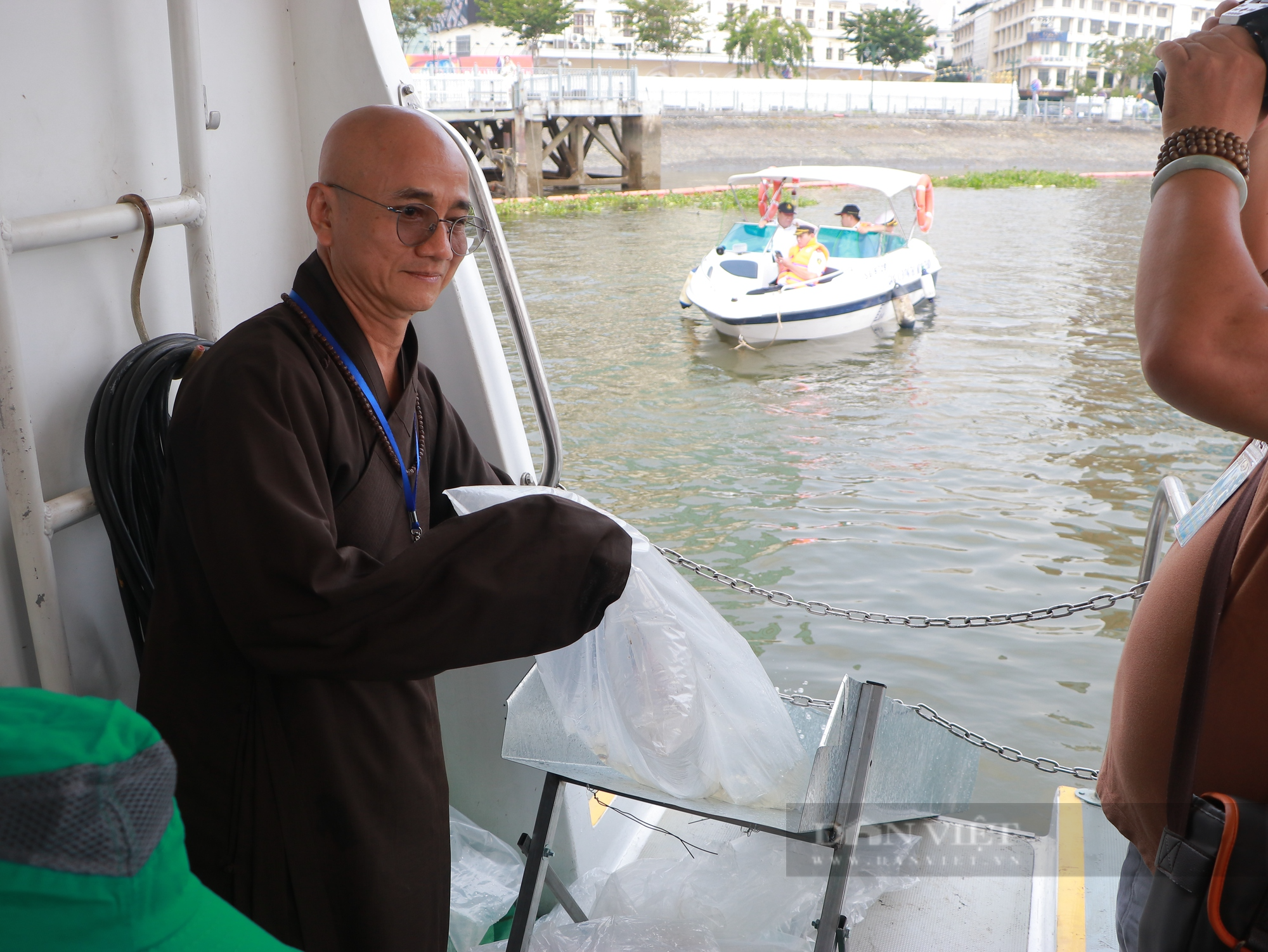 TP.HCM tổ chức thả hơn 300.000 cá giống xuống sông Sài Gòn - Ảnh 5.