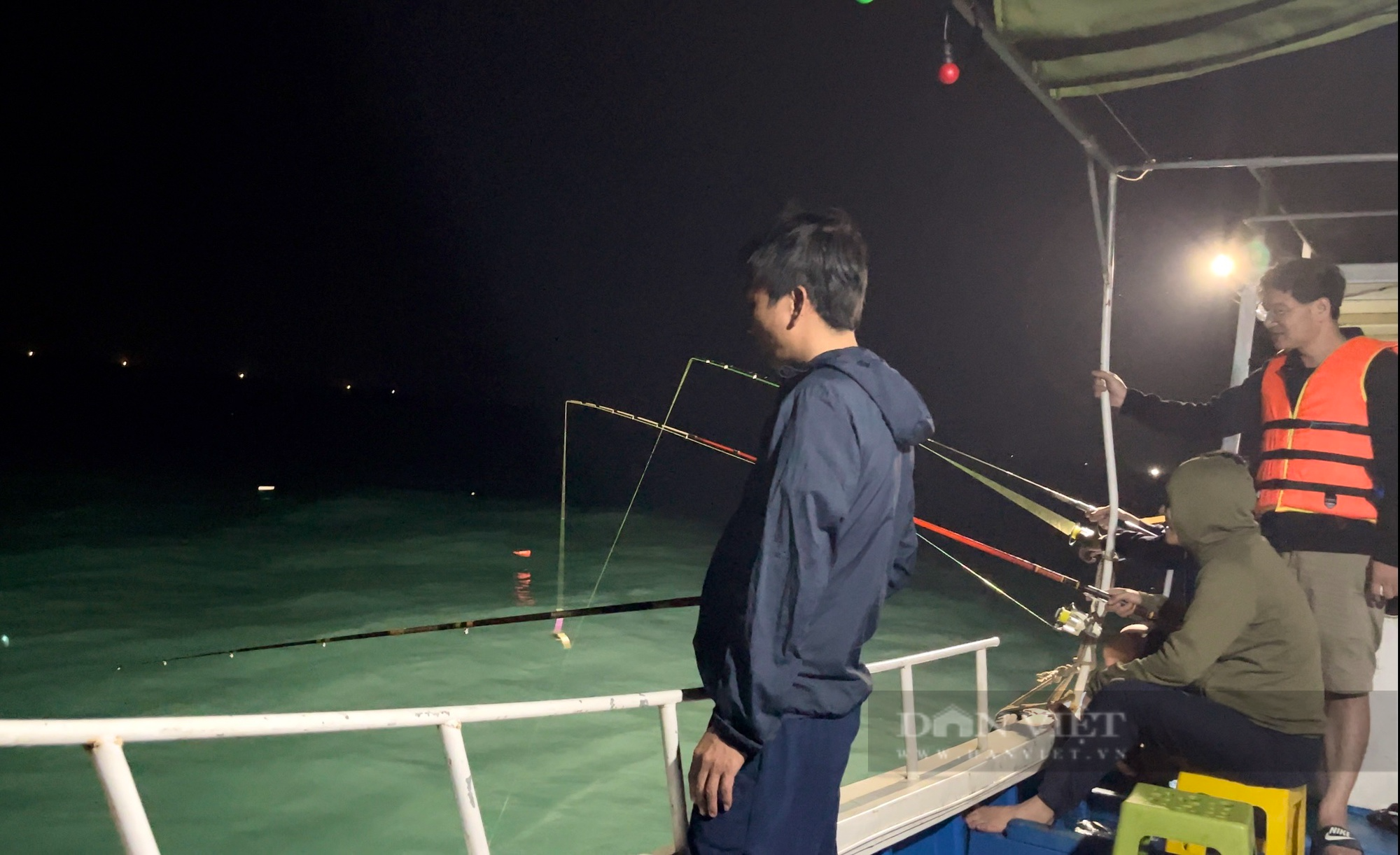 Quảng Bình: Trải nghiệm thú vị khi câu mực đêm trên biển Nhật Lệ, ngư dân cũng muốn &quot;xắn tay&quot; làm du lịch nghề này - Ảnh 3.