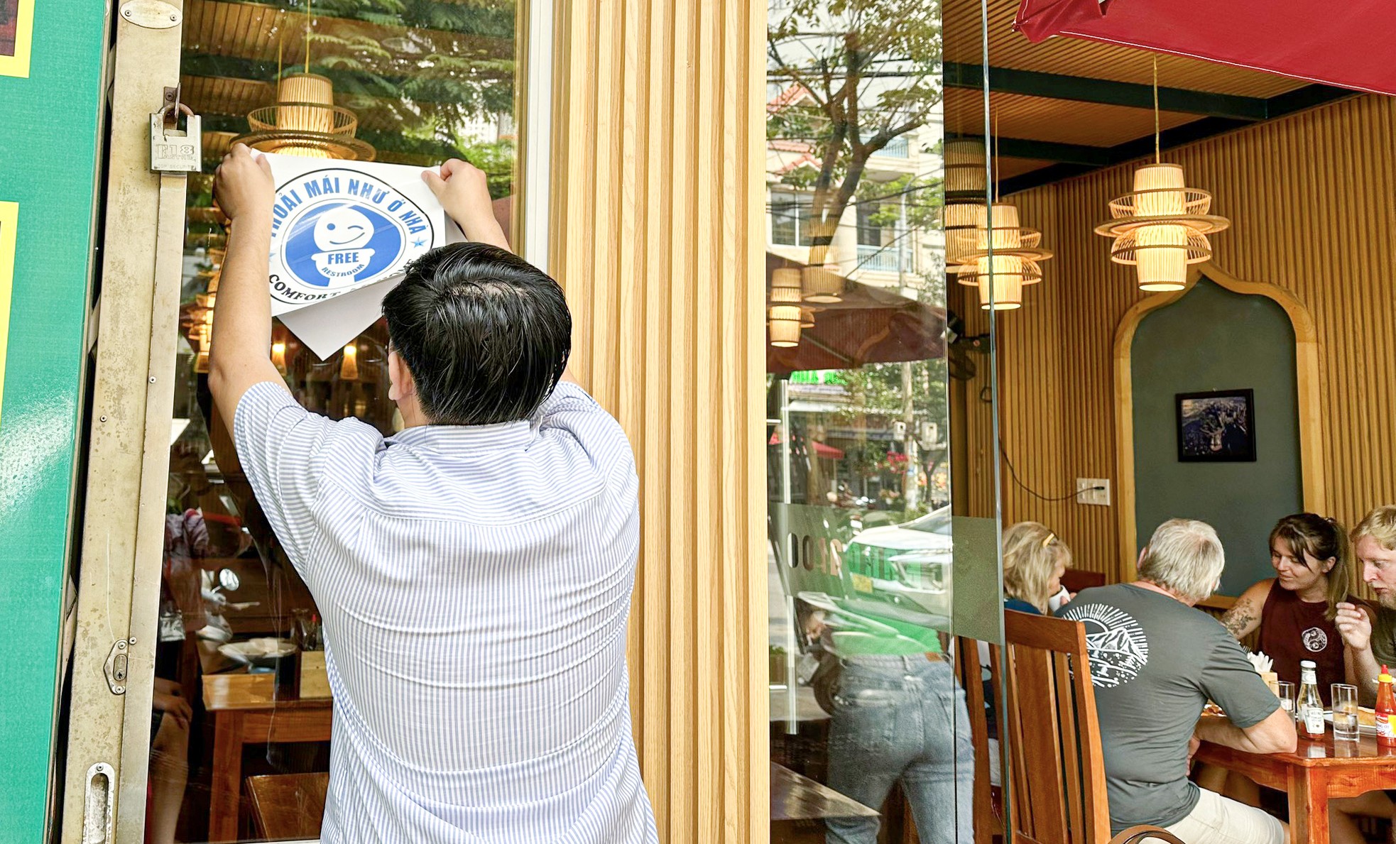 Loạt nhà hàng, khách sạn ở Đà Nẵng dán biển mời du khách dùng nhà vệ sinh miễn phí - Ảnh 1.