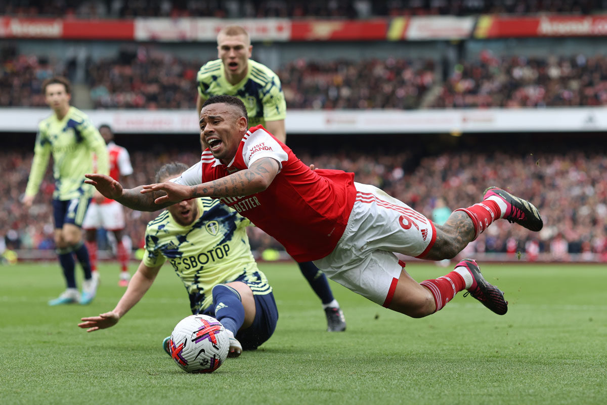 Lập cú đúp giúp Arsenal bỏ xa Man City 8 điểm, Jesus bị CĐV gọi là &quot;thợ lặn&quot; - Ảnh 1.