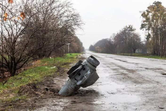Tuyến đường cung cấp tên lửa Kalibr của Nga ở Dzhankoy bị tê liệt bởi cuộc không kích của Ukraine - Ảnh 1.