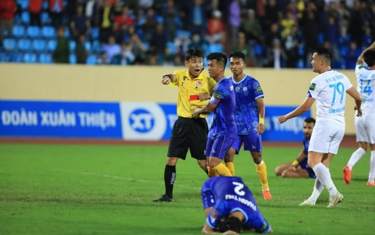 Tin sáng (10/4): Quyết định gây tranh cãi trận Nam Định - Khánh Hòa, trọng tài FIFA bị “treo còi” - Ảnh 1.