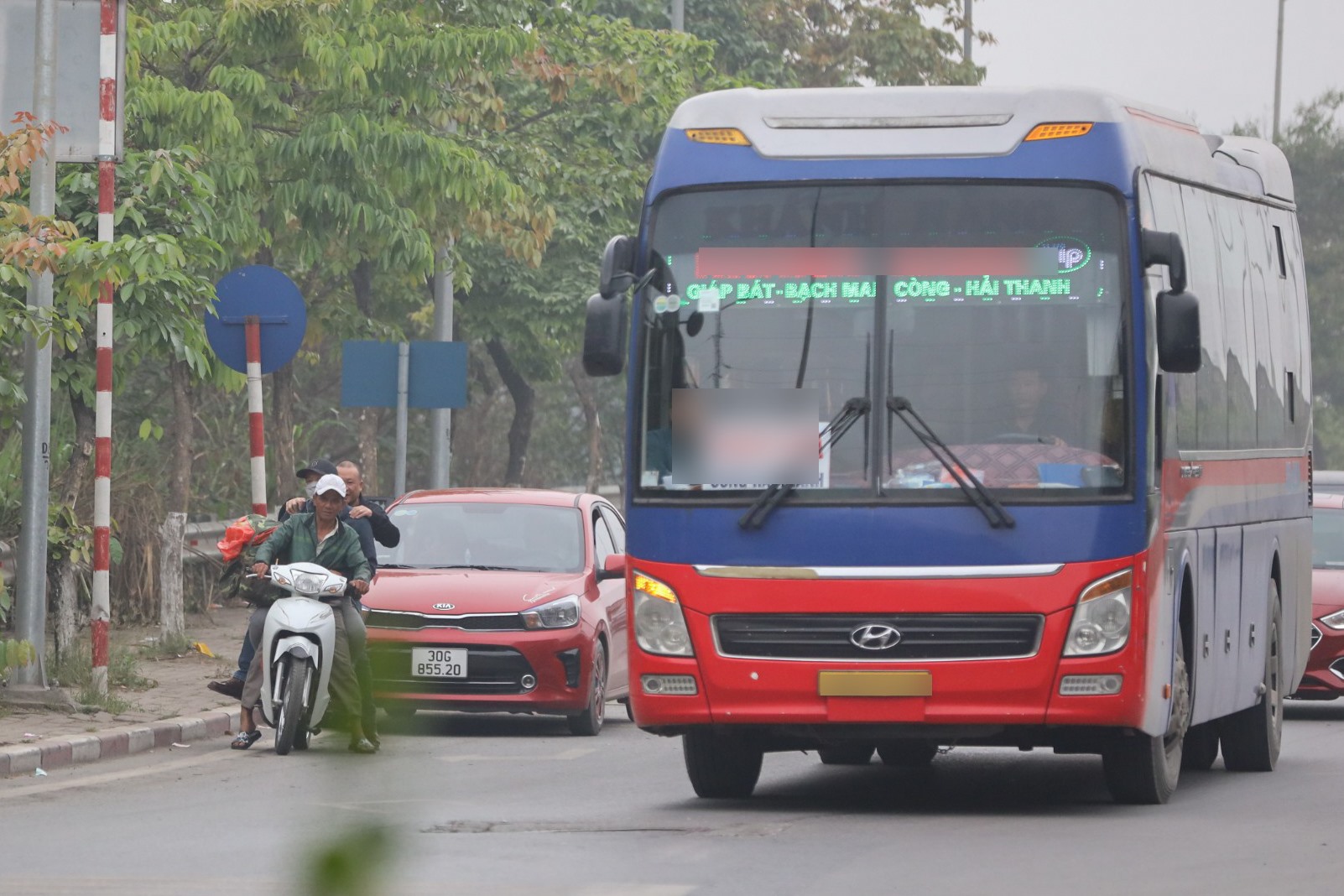 CSGT Hà Nội hóa trang ghi hình xe khách vi phạm, &quot;chim mồi&quot; bị vô hiệu hóa - Ảnh 1.