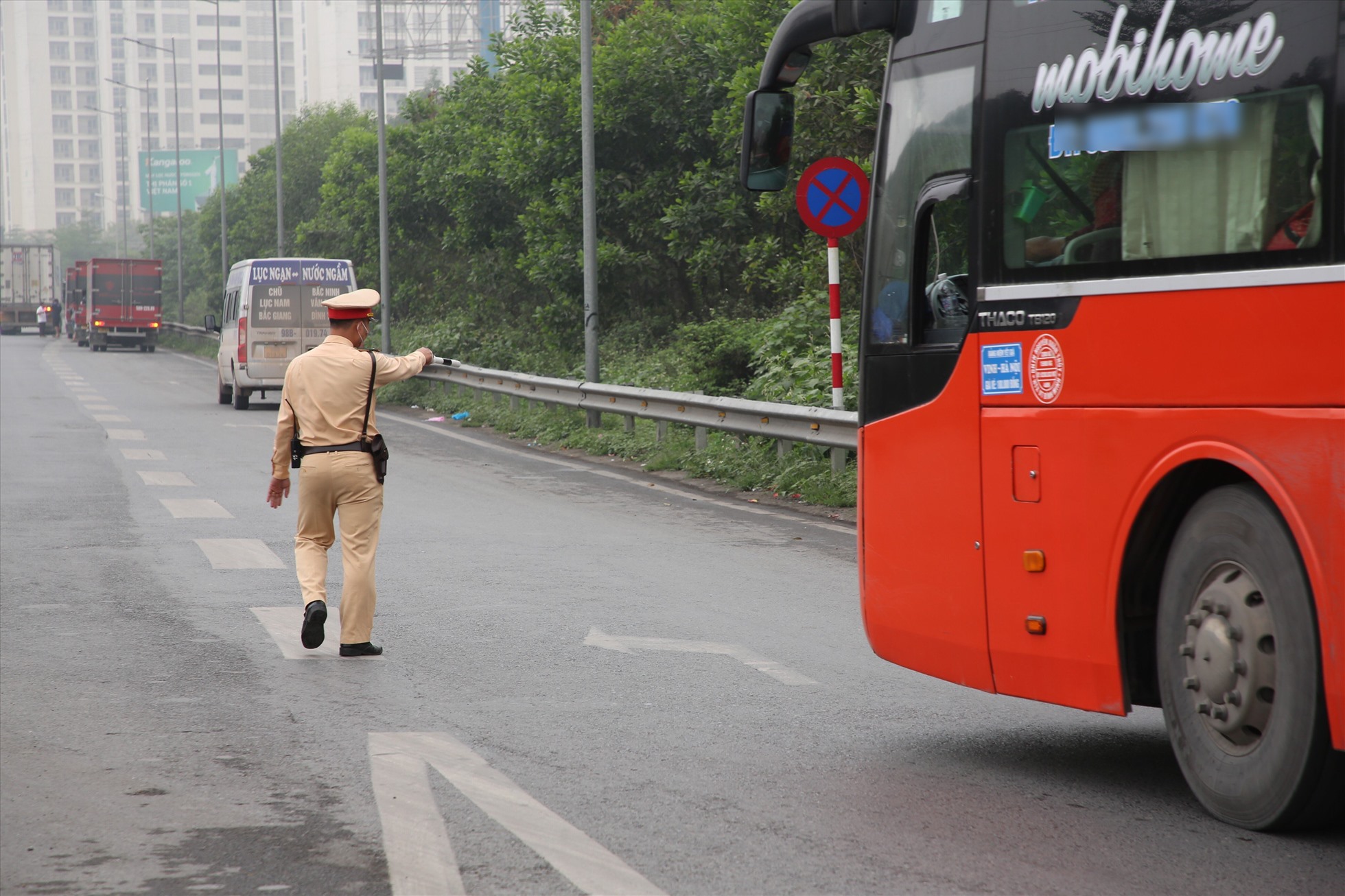 CSGT Hà Nội hóa trang ghi hình xe khách vi phạm, &quot;chim mồi&quot; bị vô hiệu hóa - Ảnh 3.