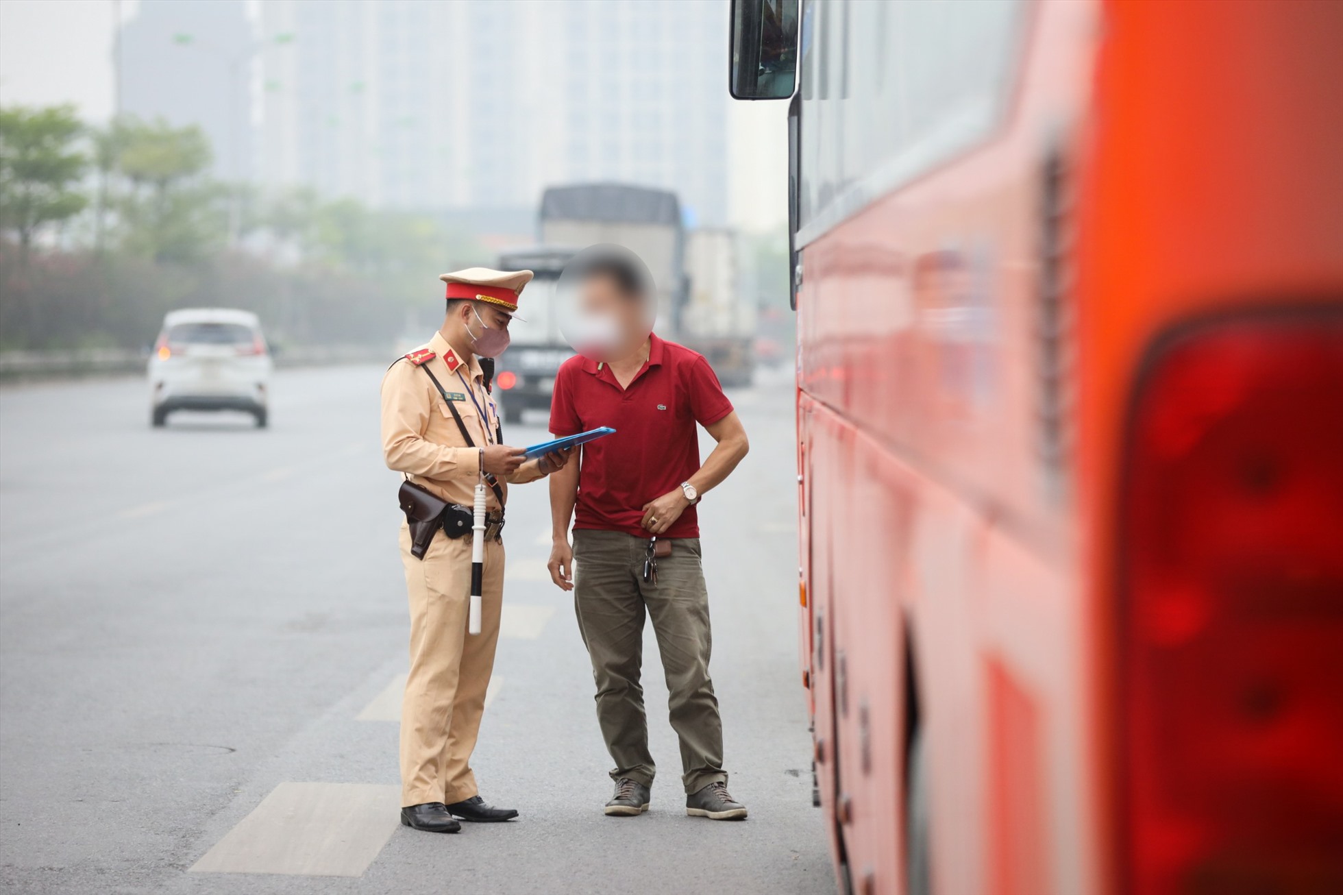 CSGT Hà Nội hóa trang ghi hình xe khách vi phạm, &quot;chim mồi&quot; bị vô hiệu hóa - Ảnh 4.