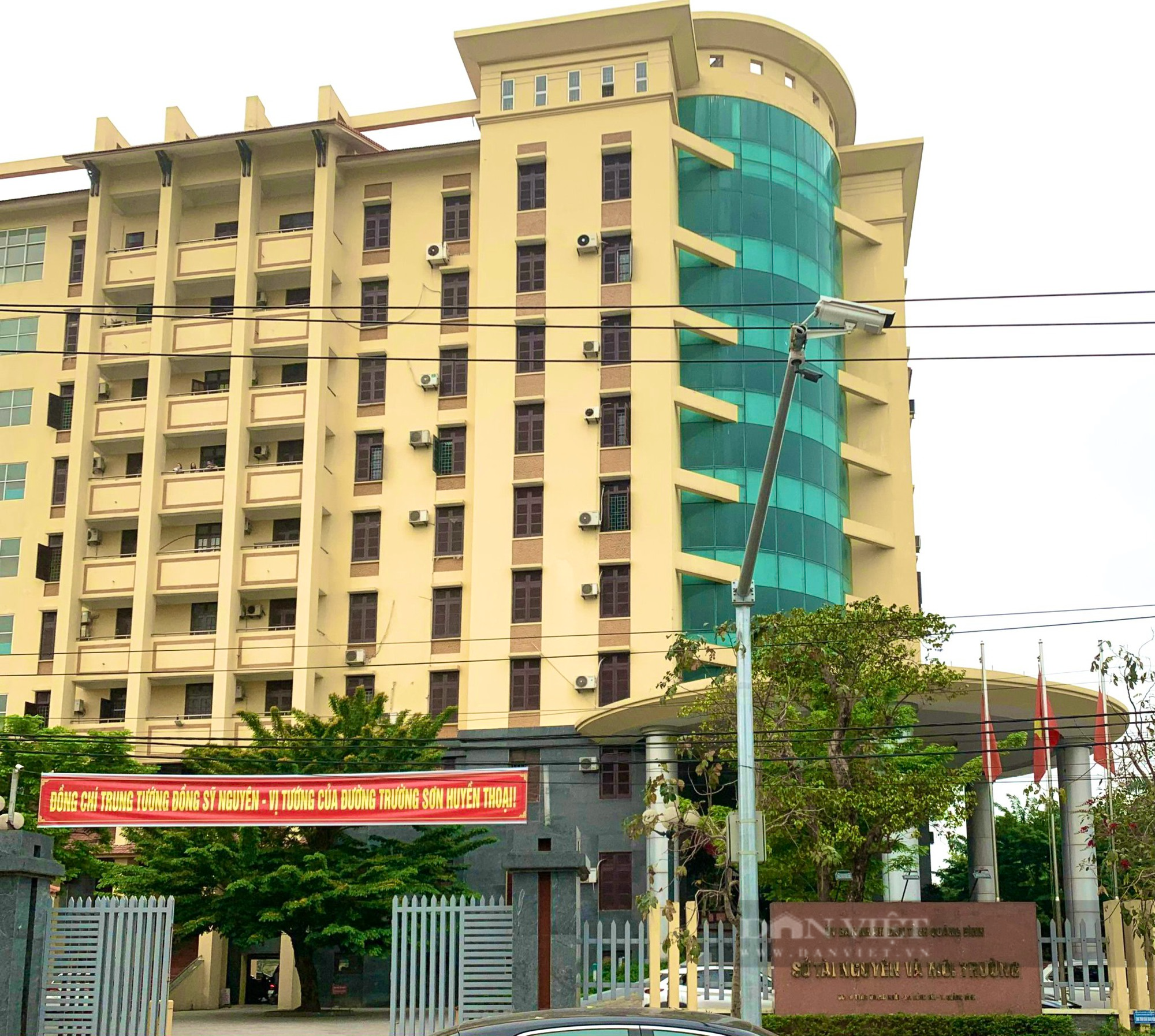 Một cán bộ Sở Tài nguyên và Môi trường tỉnh Quảng Bình bị khởi tố về tội đánh bạc - Ảnh 1.