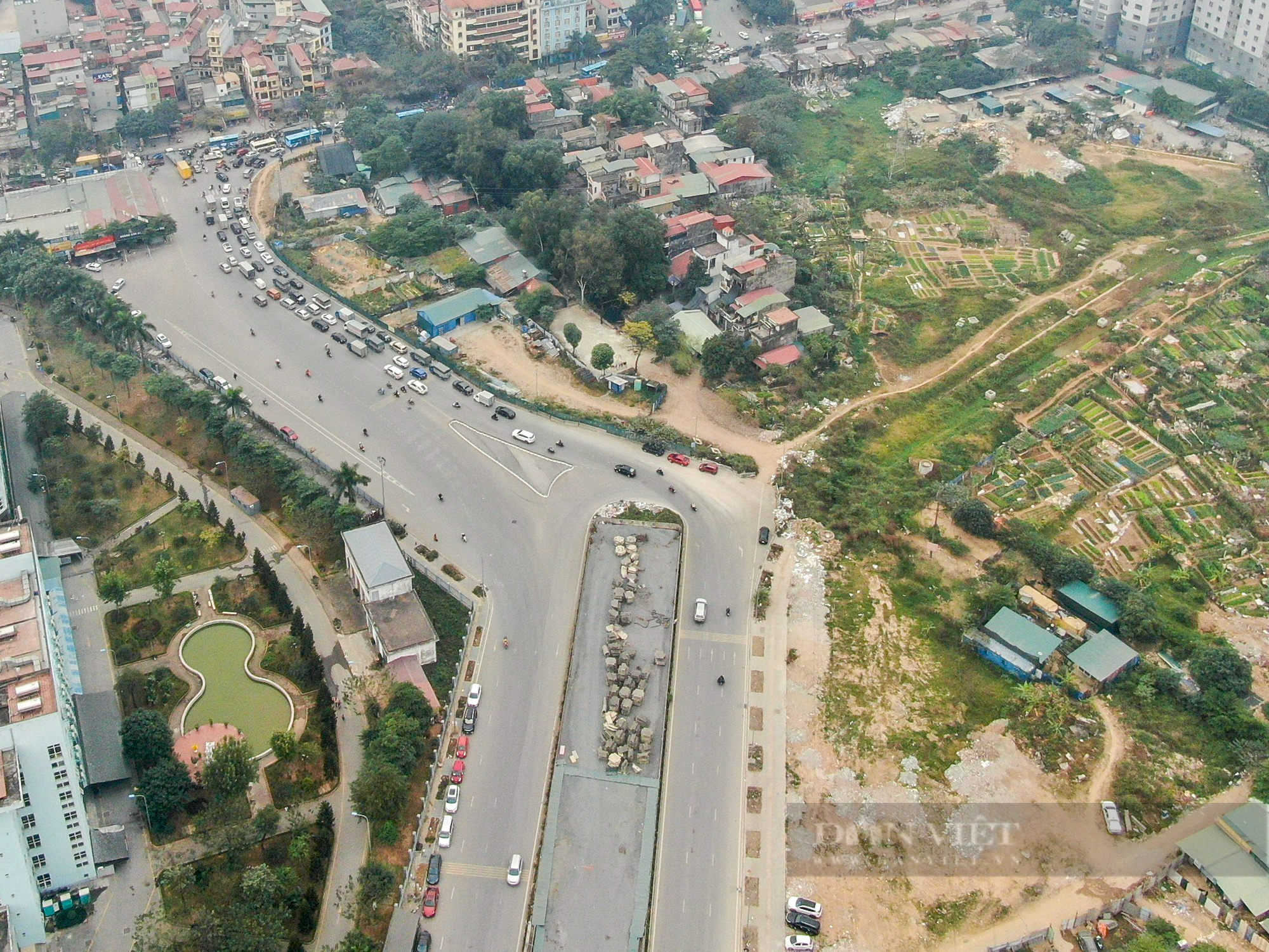 Hình ảnh nhếch nhác, xuống cấp của cầu vượt trên tuyến đường gần nghìn tỷ giữa lòng Thủ đô - Ảnh 2.