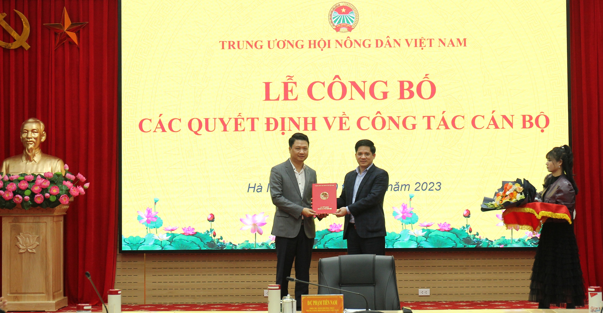 Tiếp nhận và bổ nhiệm ông Trần Sĩ Nghị làm Thư ký Chủ tịch BCH Trung ương Hội Nông dân Việt Nam  - Ảnh 1.