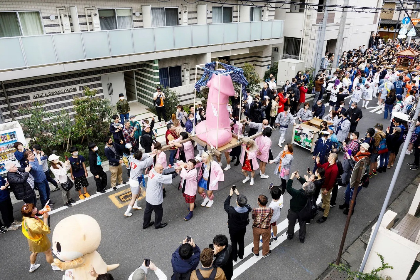 Khách tham quan hào hứng đổ xô dự lễ rước &quot;của quý&quot; lớn nhất ở Nhật - Ảnh 1.