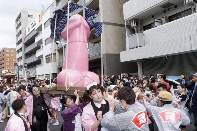 Khách tham quan hào hứng đổ xô dự lễ rước &quot;của quý&quot; lớn nhất ở Nhật - Ảnh 5.
