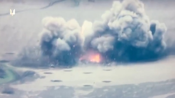Dùng một đòn chính xác, Lực lượng tác chiến đặc biệt Ukraine bắn lựu pháo Nga nổ tung thành từng mảnh - Ảnh 2.