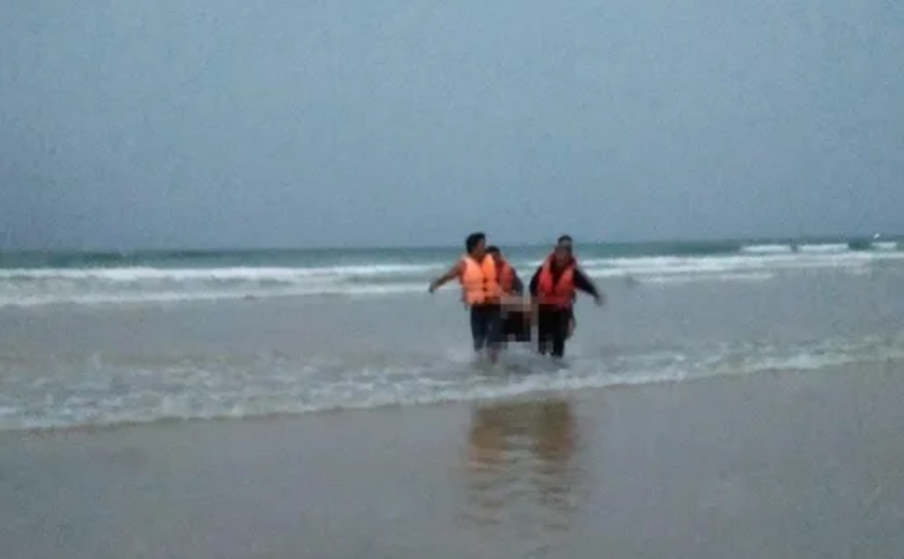 Đã tìm thấy thi thể cuối cùng trong vụ nhóm 3 học sinh đi tắm biển ở Khánh Hòa - Ảnh 1.