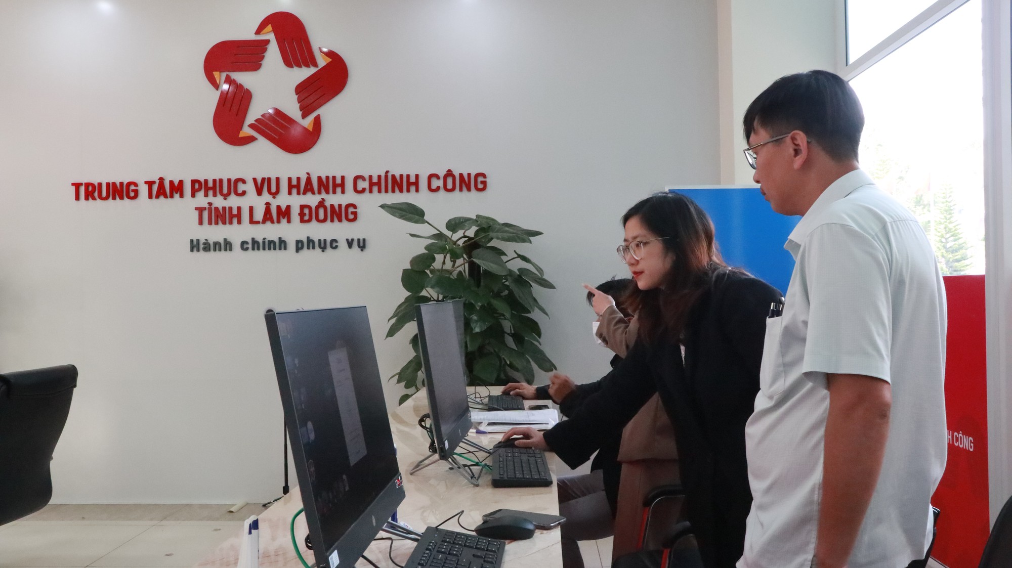 Cải cách hành chính ở Lâm Đồng: Người dân phải đăng kí tài khoản, thực hiện thao tác khi làm việc tại bộ một cửa - Ảnh 2.