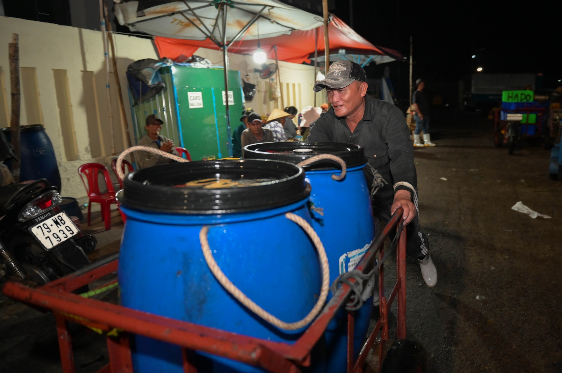 Chợ ở Nha Trang nửa đêm thắp điện, kẻ ra người vào, người mua kẻ bán tấp nập, toàn cá tôm ngon - Ảnh 7.