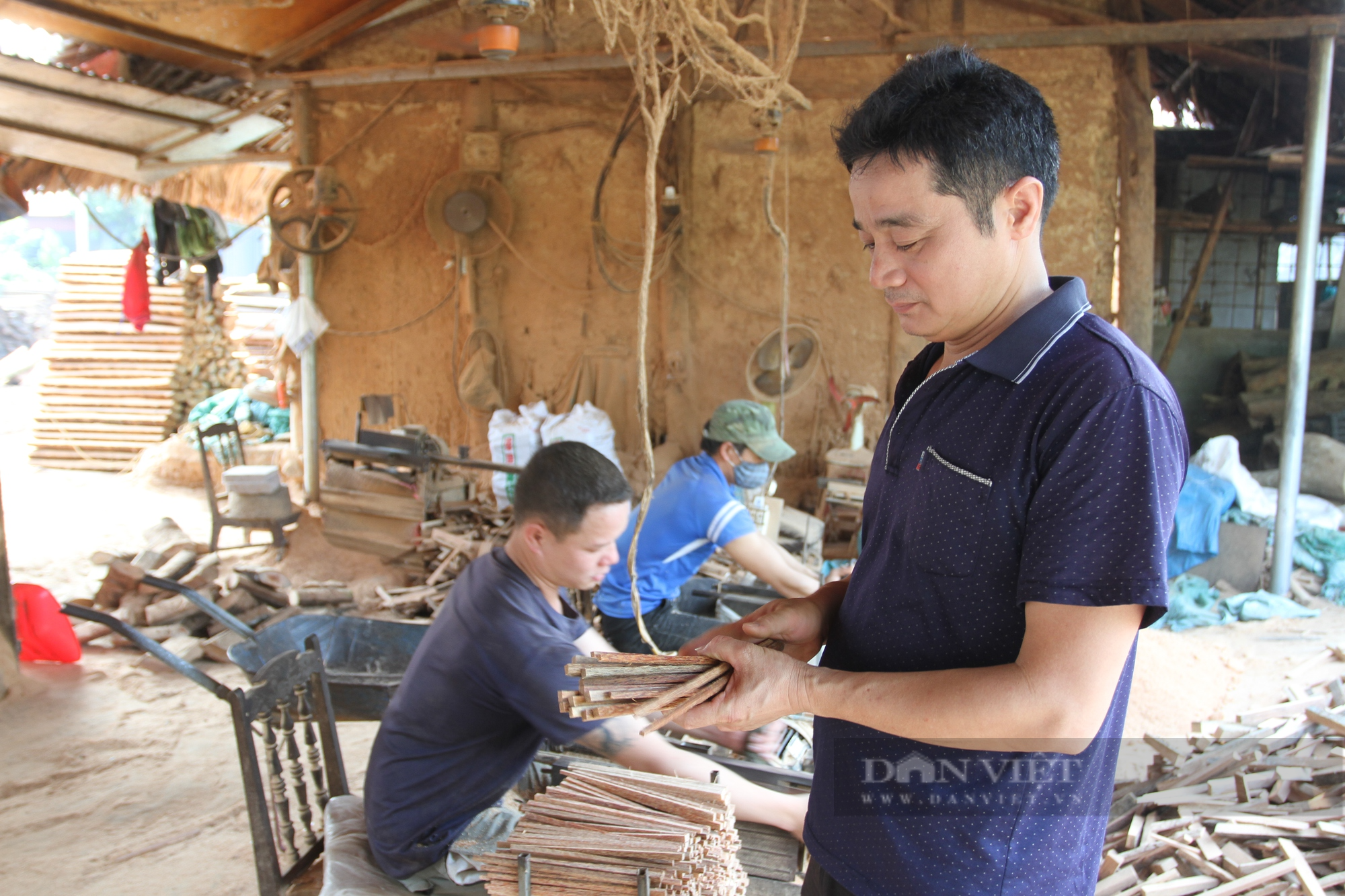 Thái Nguyên: Thất nghiệp, anh thợ điện nảy ra ý tưởng làm đũa cọ bán, tạo việc làm cho hơn chục lao động - Ảnh 3.