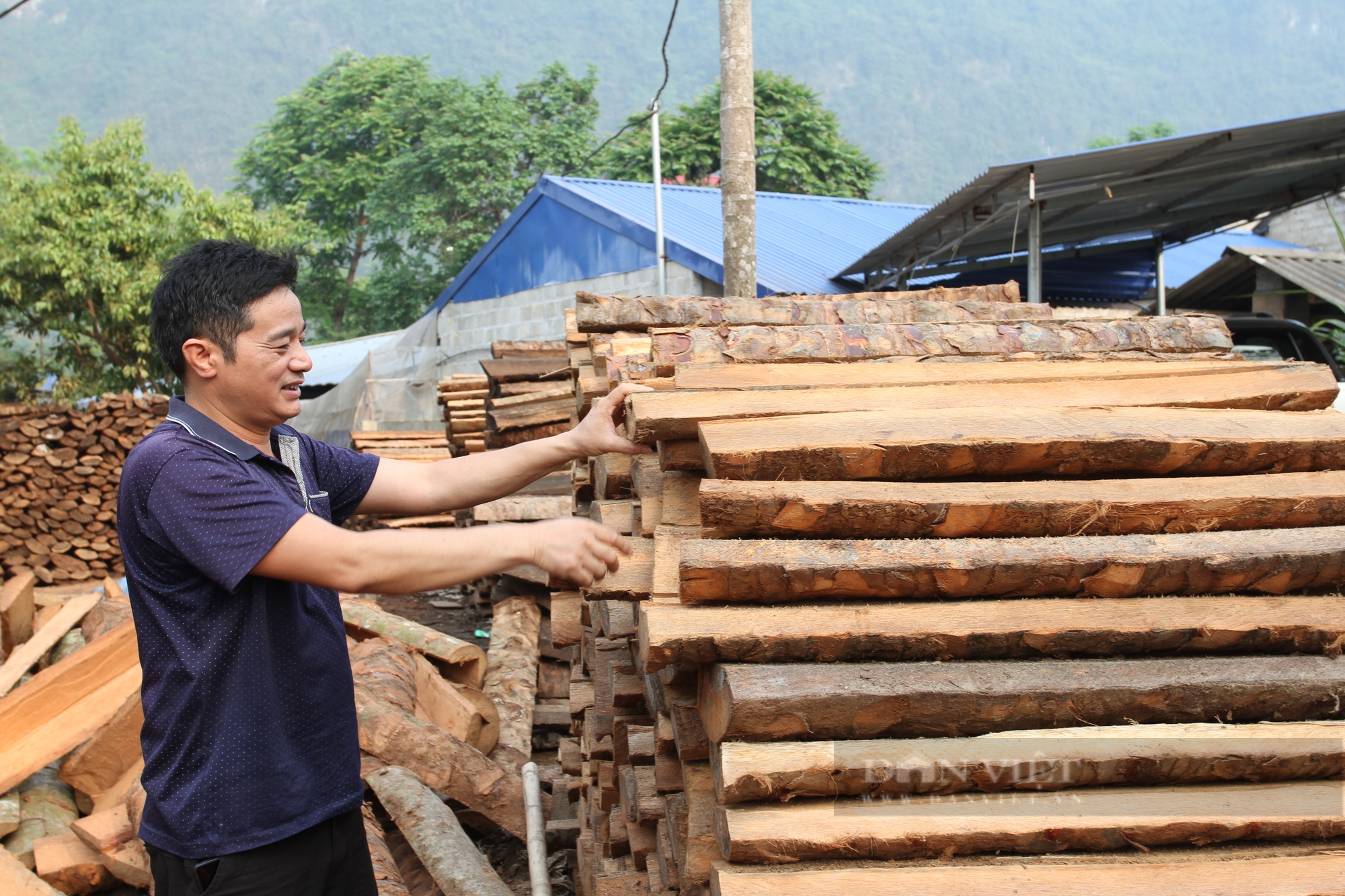 Thái Nguyên: Thất nghiệp, anh thợ điện nảy ra ý tưởng làm đũa cọ bán, tạo việc làm cho hơn chục lao động - Ảnh 2.