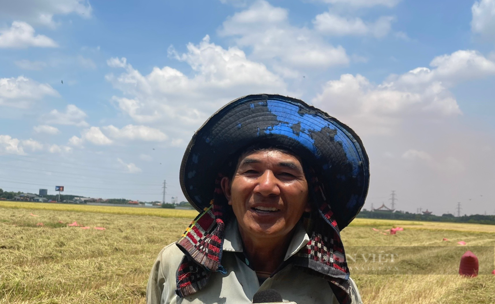 Ảnh: Nông dân phơi mình giữa nắng gắt thu hoạch lúa ở cánh đồng lớn Long Phước - Ảnh 21.