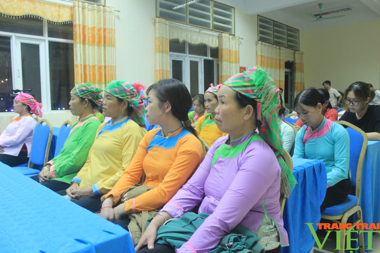 Lai Châu: Mở lớp truyền dạy kỹ thuật tạo hình trang phục dân tộc Giáy - Ảnh 2.