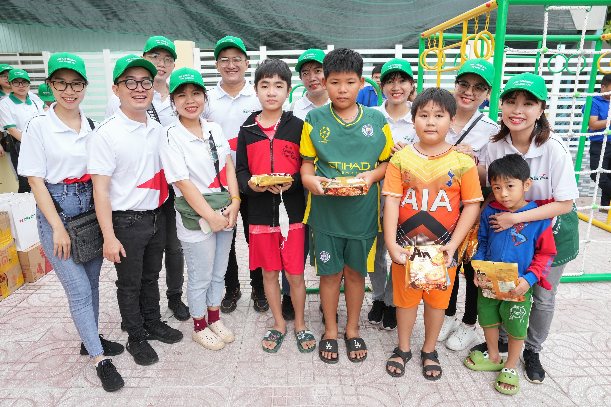 Đoàn hỏi thăm và tặng quà cho các em nhỏ