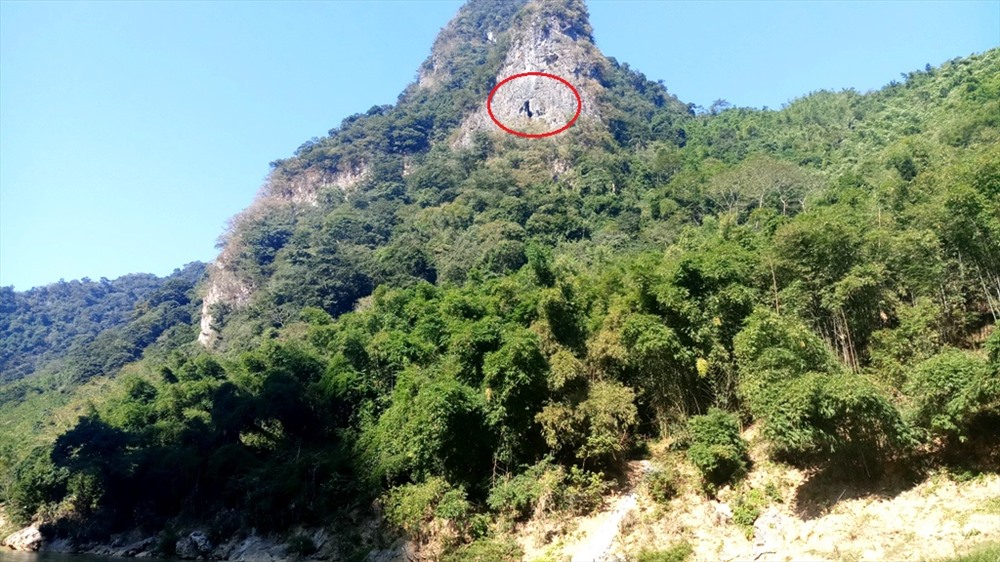 Một hang động trên ngọn núi cao cách TP Thanh Hóa hơn 200km chứa đầy quan tài mục nát - Ảnh 1.