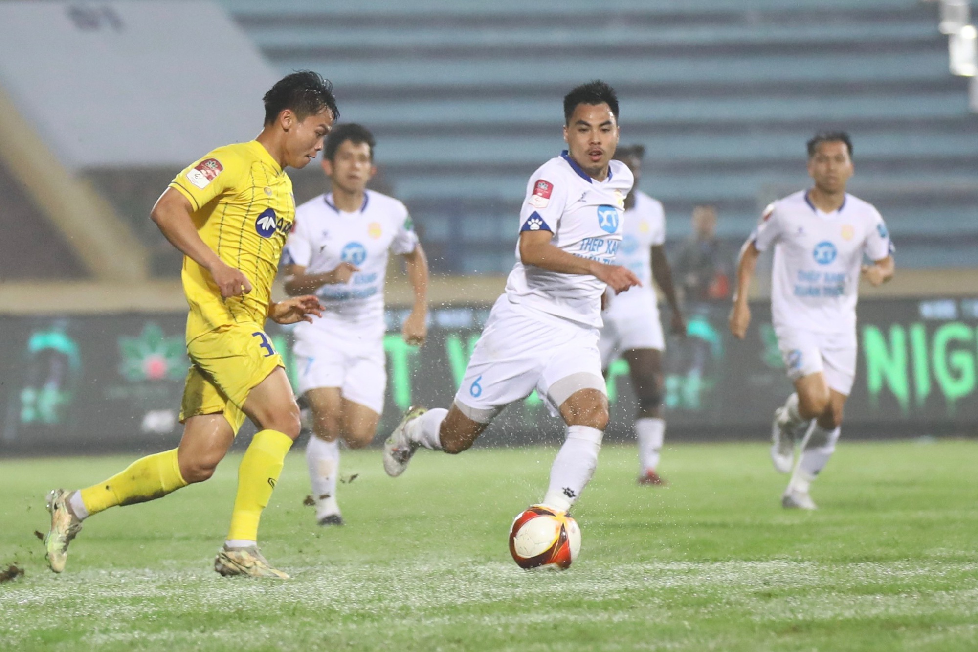 Hồng Duy ghi bàn giúp Nam Định có chiến thắng trước SLNA - Ảnh 3.