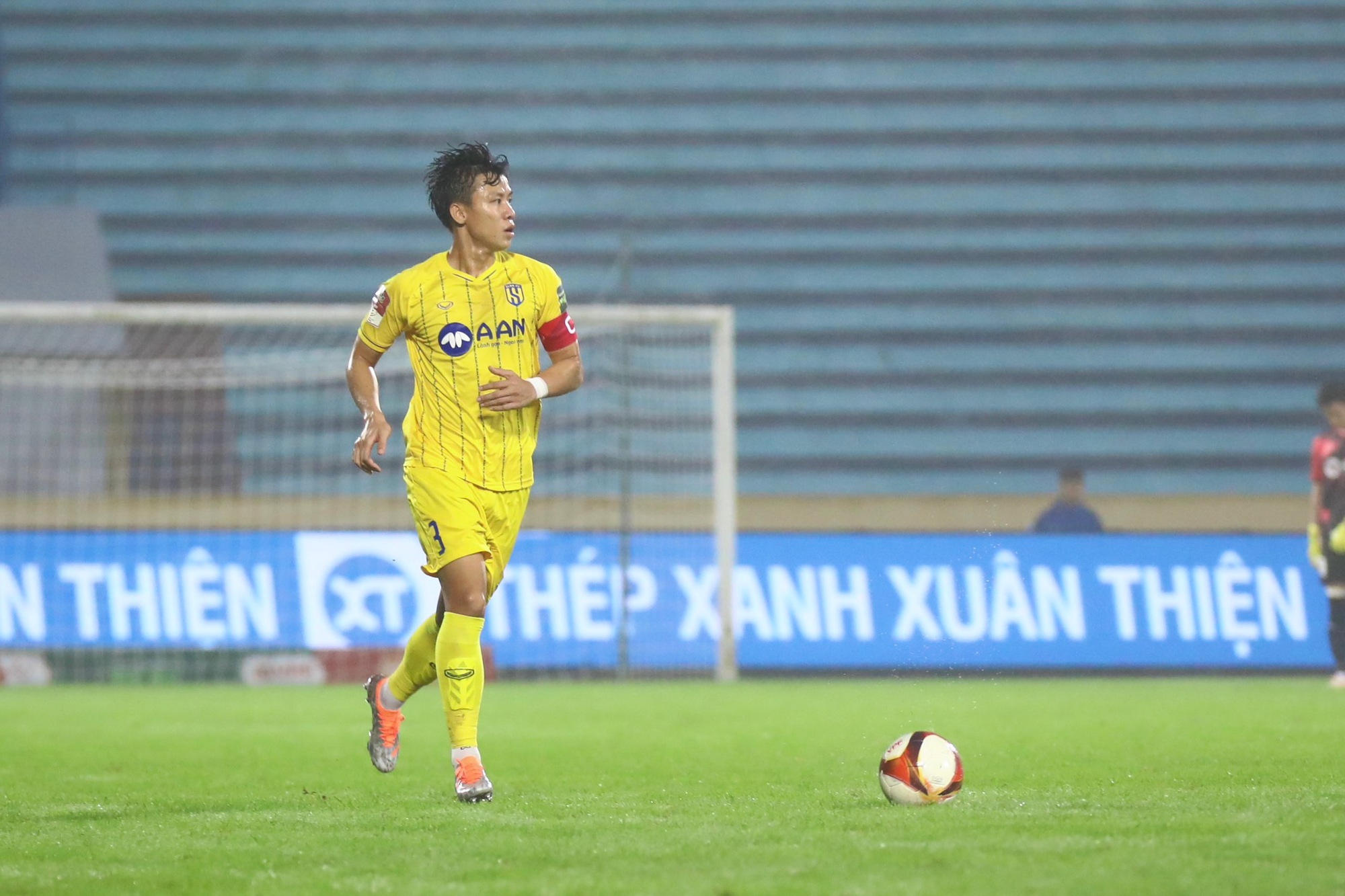 Hồng Duy ghi bàn giúp Nam Định có chiến thắng trước SLNA - Ảnh 8.