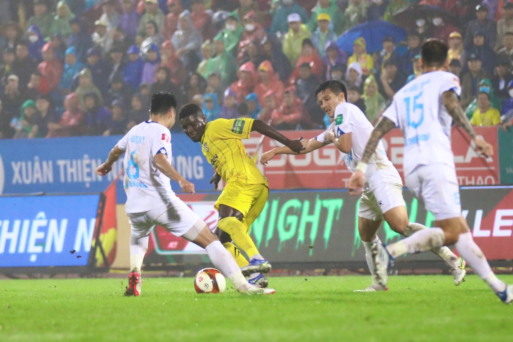 Hồng Duy ghi bàn giúp Nam Định có chiến thắng trước SLNA - Ảnh 2.