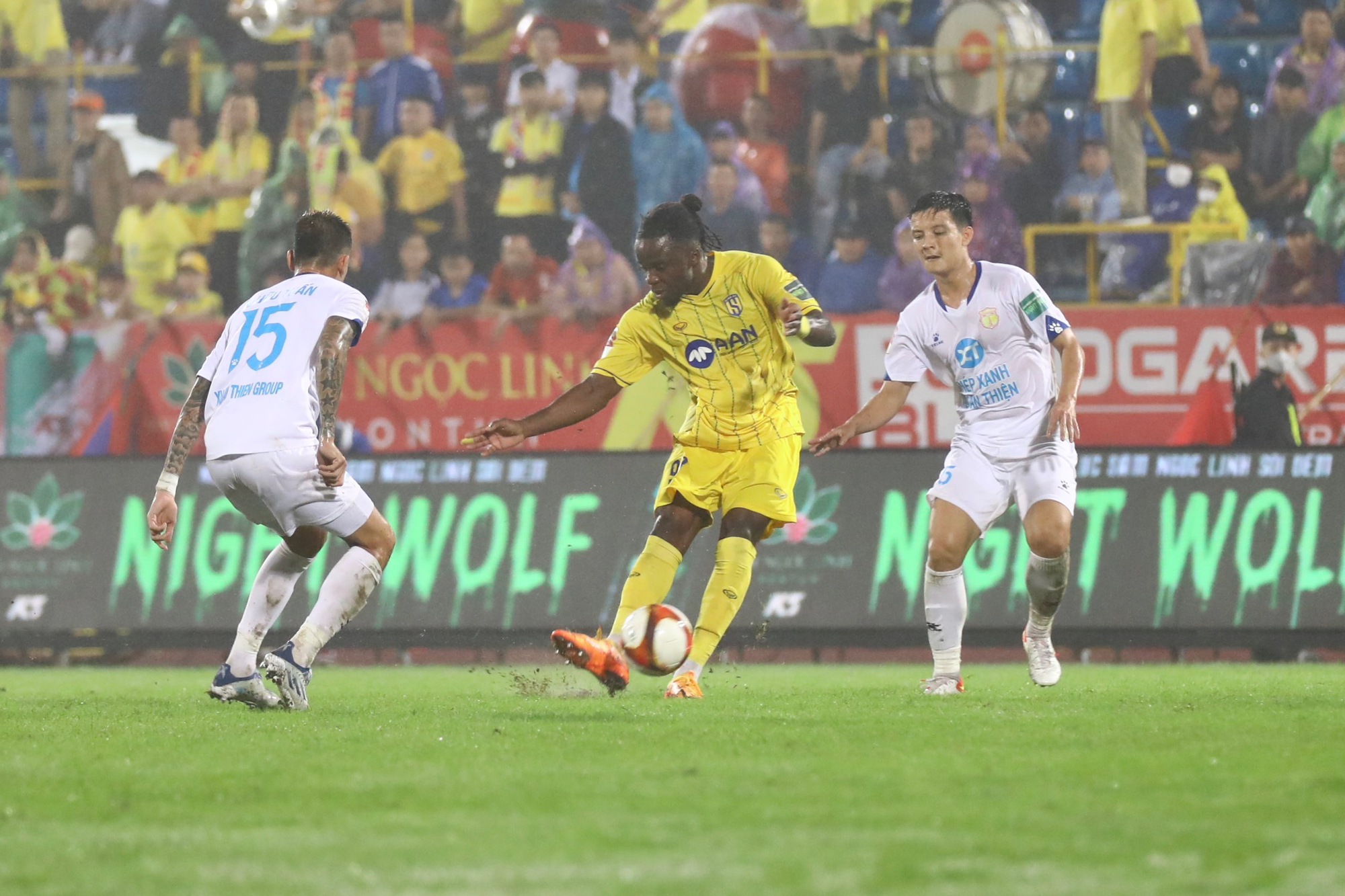 Hồng Duy ghi bàn giúp Nam Định có chiến thắng trước SLNA - Ảnh 7.