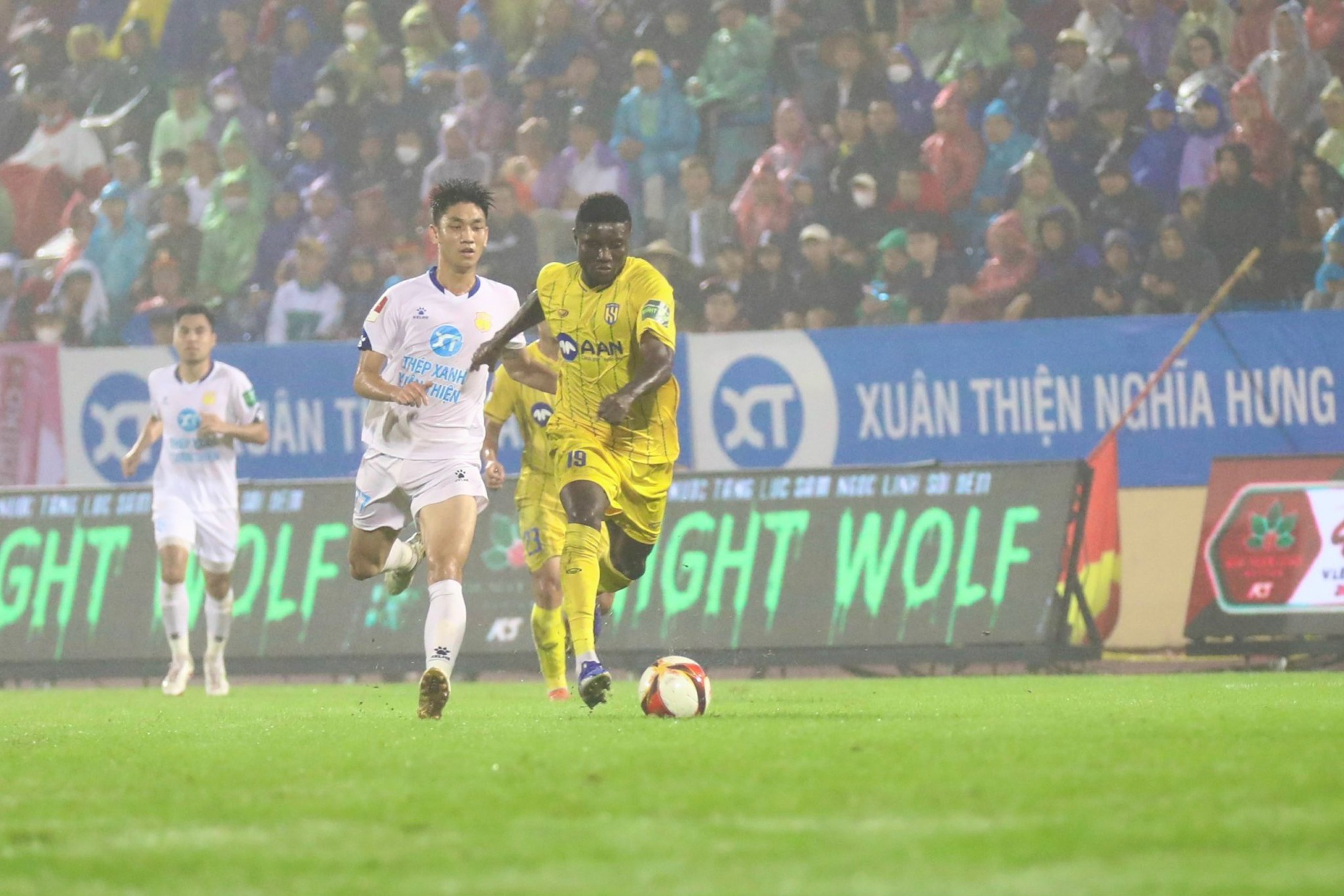 Hồng Duy ghi bàn giúp Nam Định có chiến thắng trước SLNA - Ảnh 9.