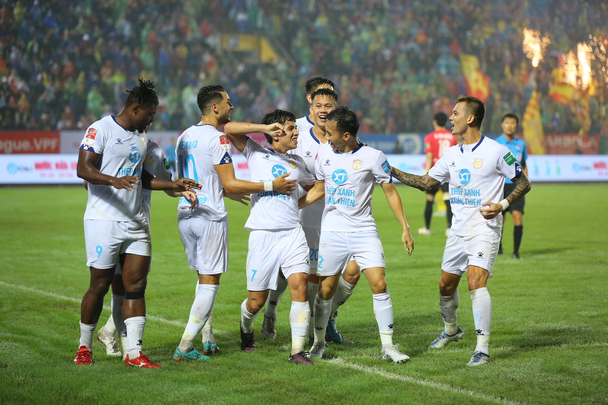Hồng Duy ghi bàn giúp Nam Định có chiến thắng trước SLNA - Ảnh 5.