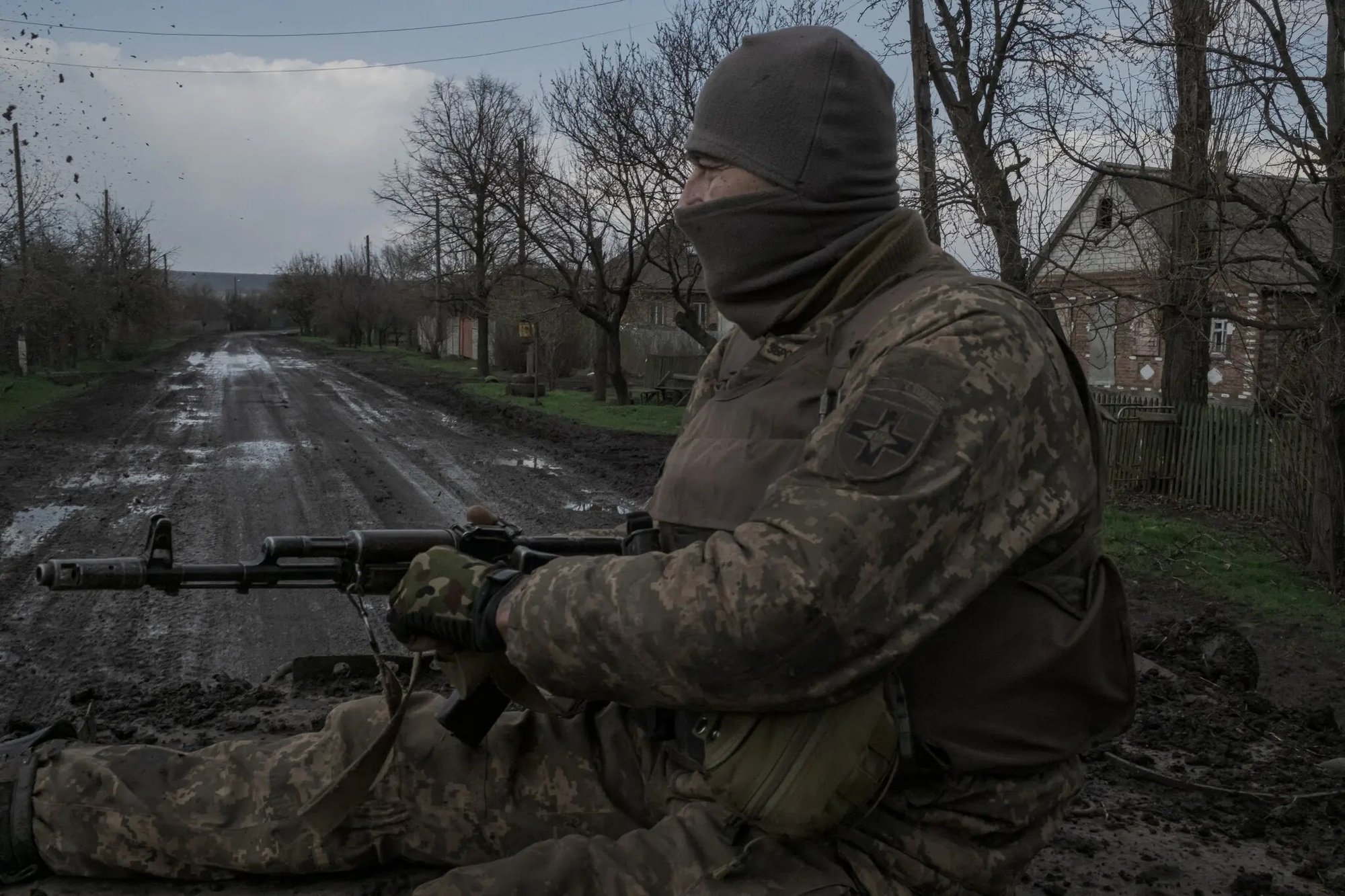 Cuộc chiến quyết liệt của Nga-Ukraine để giành giật tuyến tiếp viện huyết mạch vào Bakhmut - Ảnh 1.