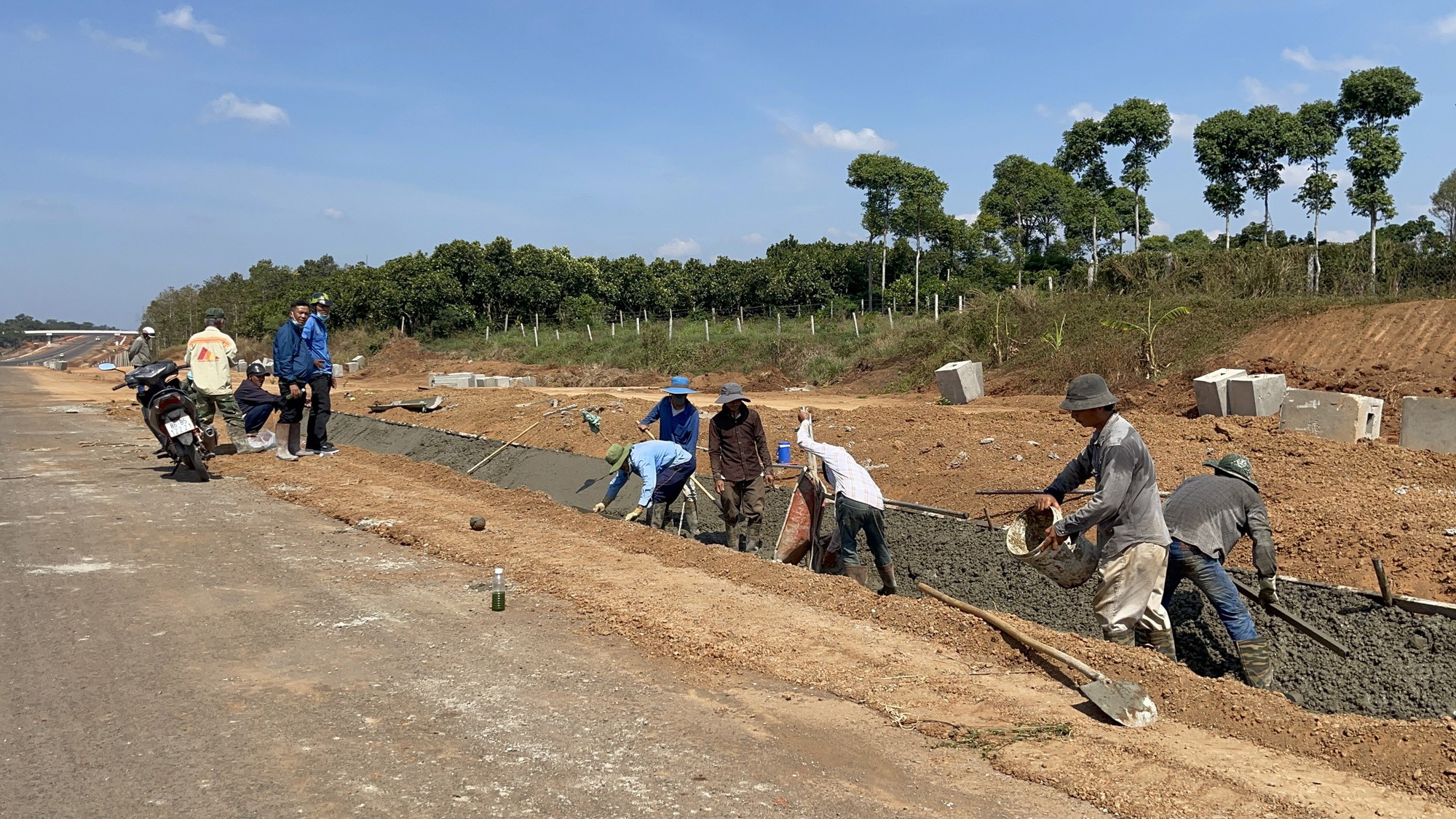 Liên danh nhà thầu chậm hoàn thổ tại dự án cải tạo đất nông nghiệp phục vụ cao tốc Phan Thiết - Dầu Giây - Ảnh 2.