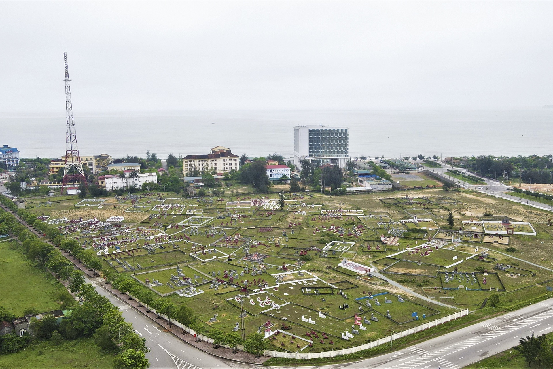 Nhiều khách sạn 'view nghĩa trang' ở bãi biển Thiên Cầm - Ảnh 2.