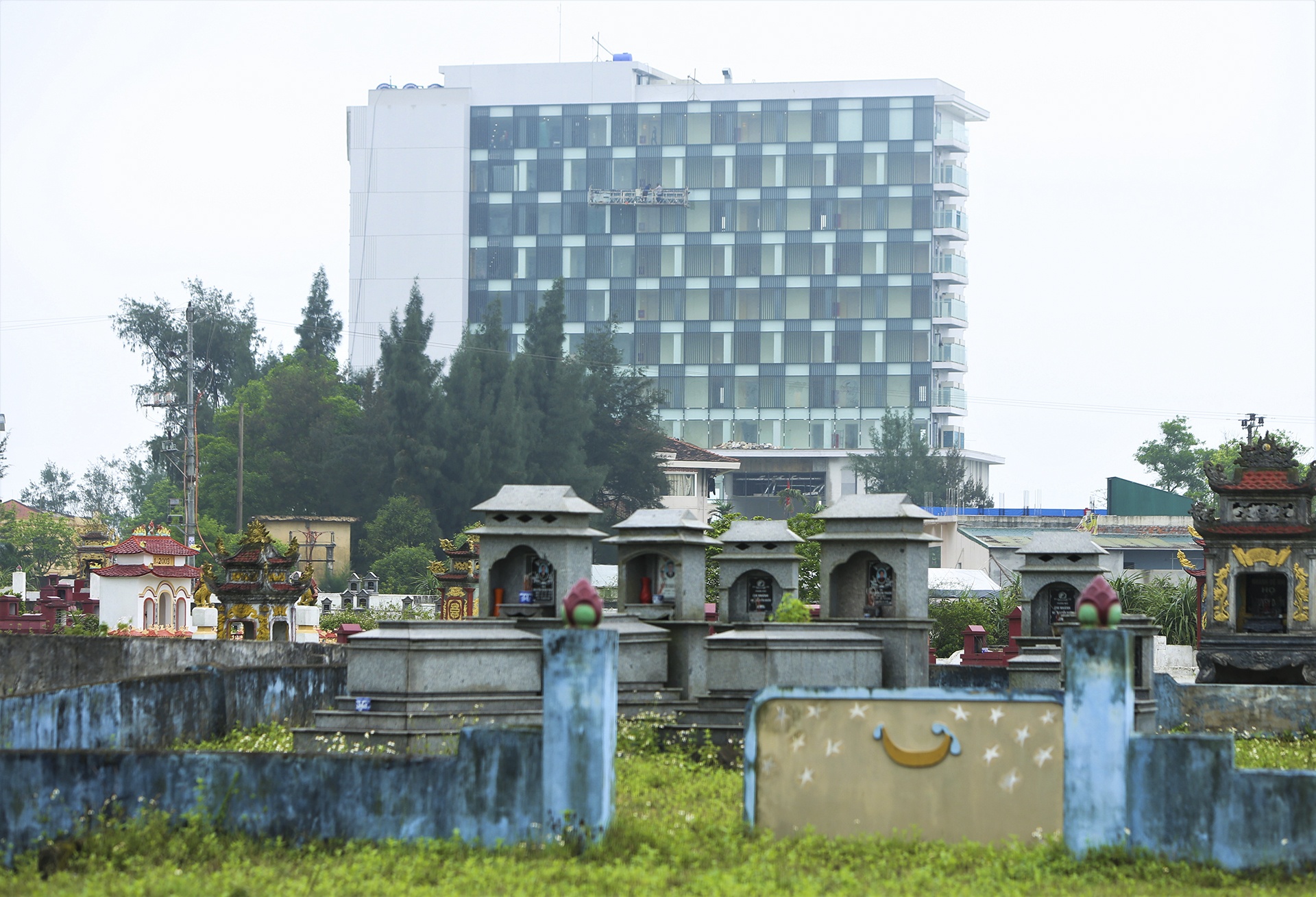 Nhiều khách sạn 'view nghĩa trang' ở bãi biển Thiên Cầm - Ảnh 5.