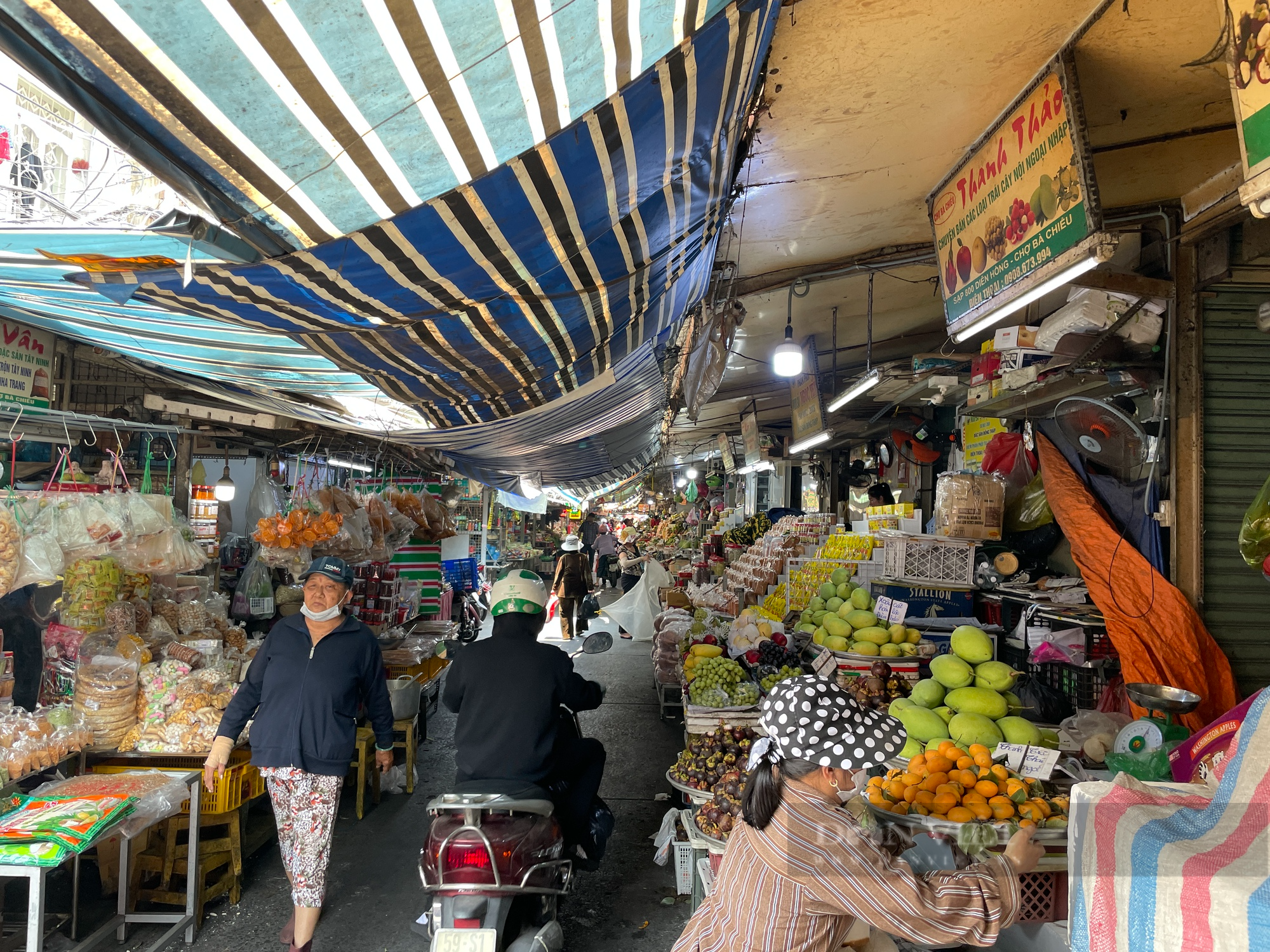 Tiểu thương chợ Sài Gòn xếp hàng dài chờ khách, chiều đóng cửa về sớm vì ế - Ảnh 1.