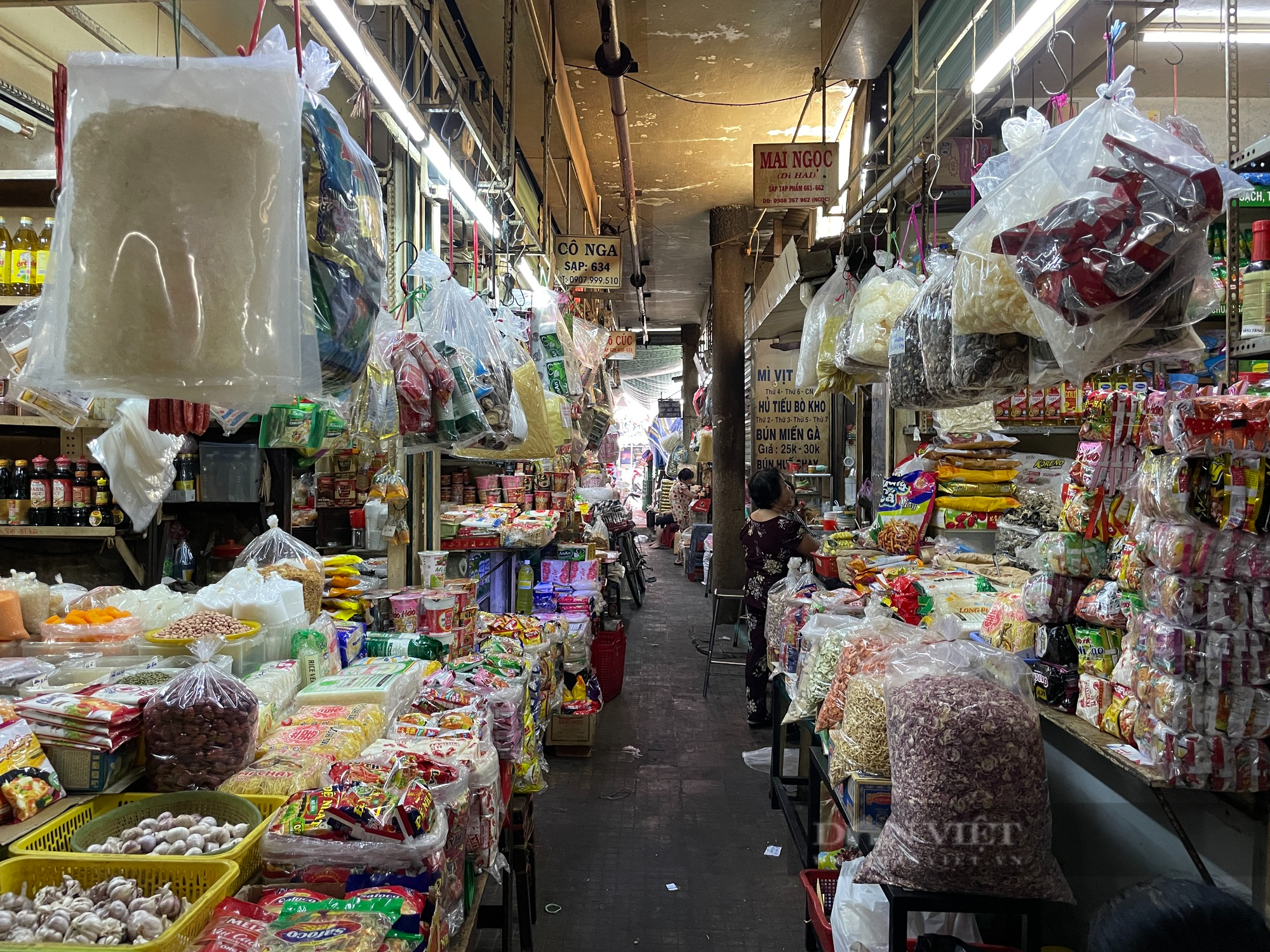 Tiểu thương chợ Sài Gòn xếp hàng dài chờ khách, chiều đóng cửa về sớm vì ế - Ảnh 2.