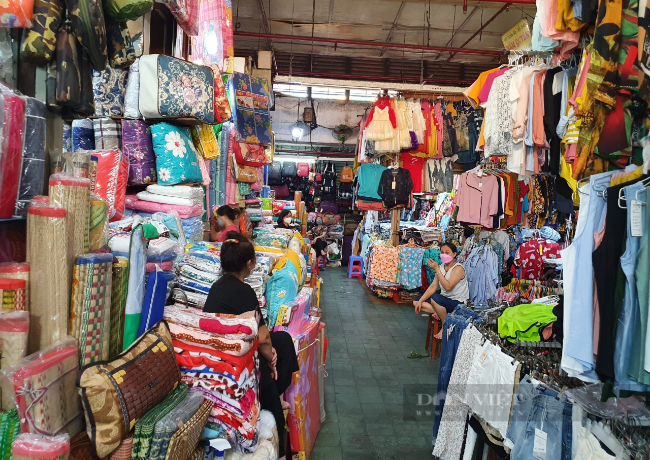 Tiểu thương chợ Sài Gòn xếp hàng dài chờ khách, chiều đóng cửa về sớm vì ế - Ảnh 4.